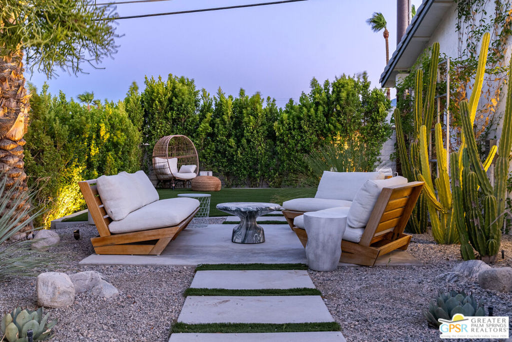 2893 E Valencia Road