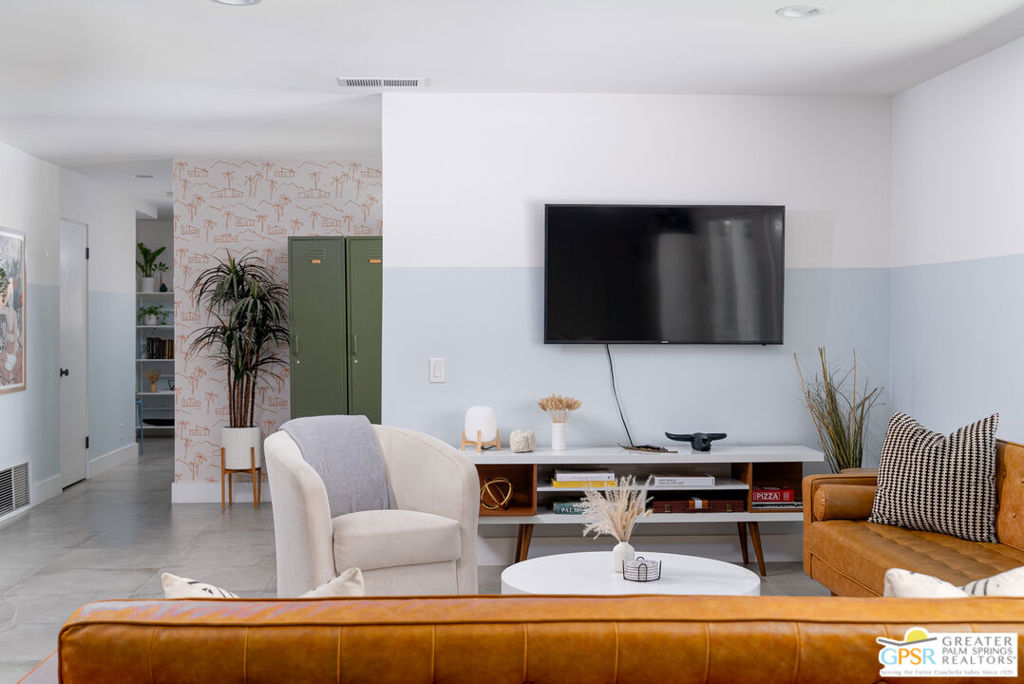 2893 E Valencia Road