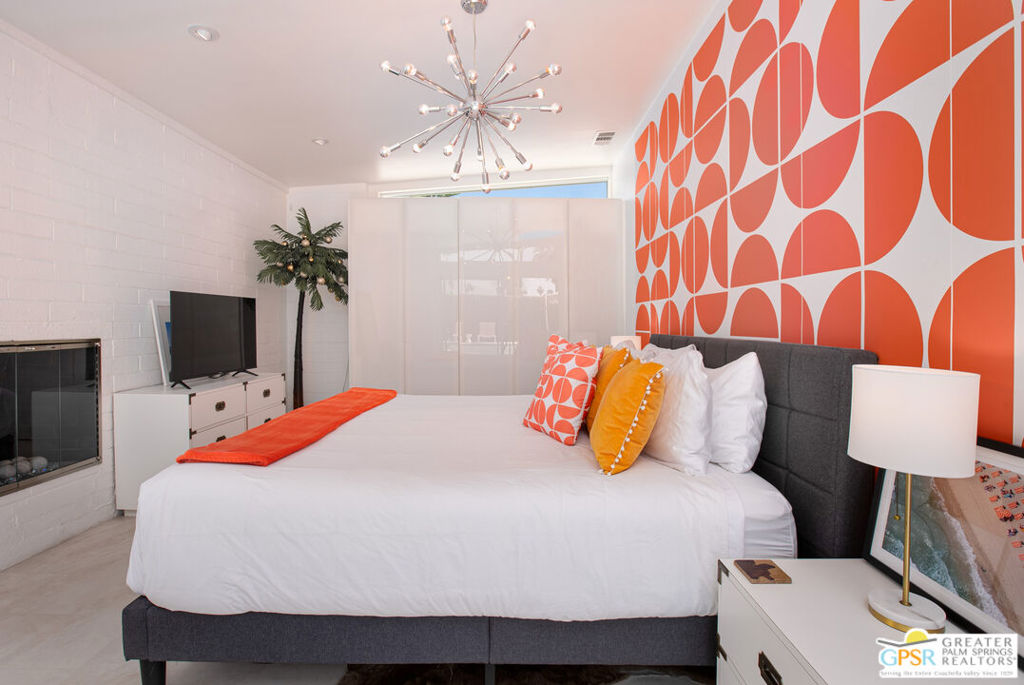 1525 E Sunny Dunes Road