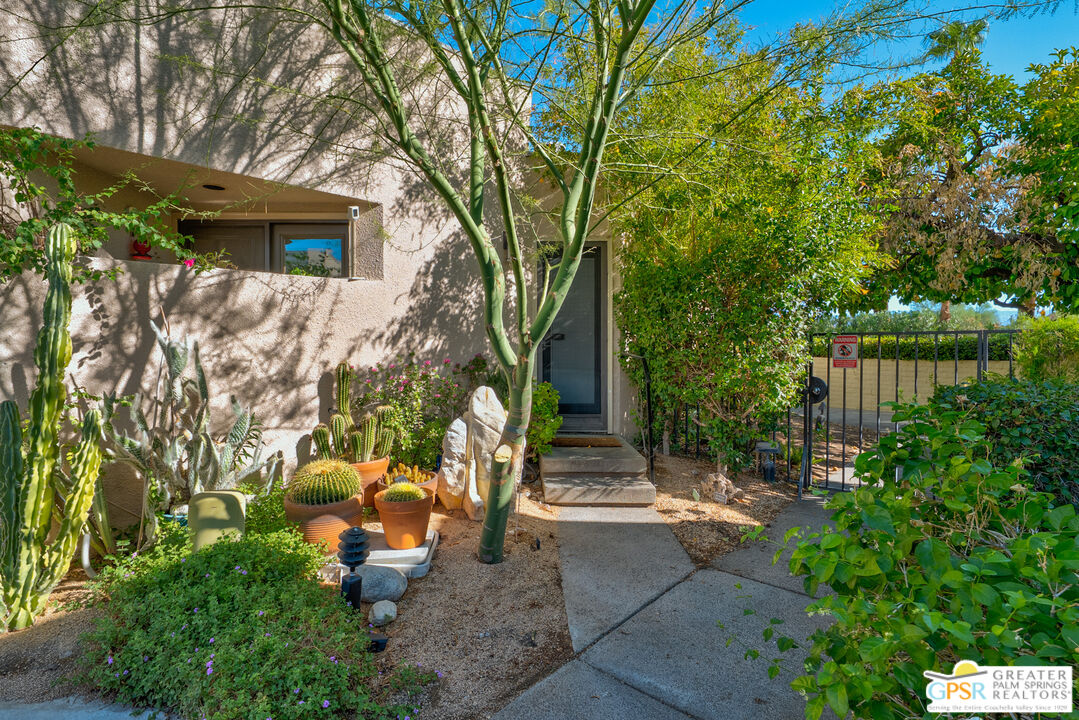 998 Village Sq