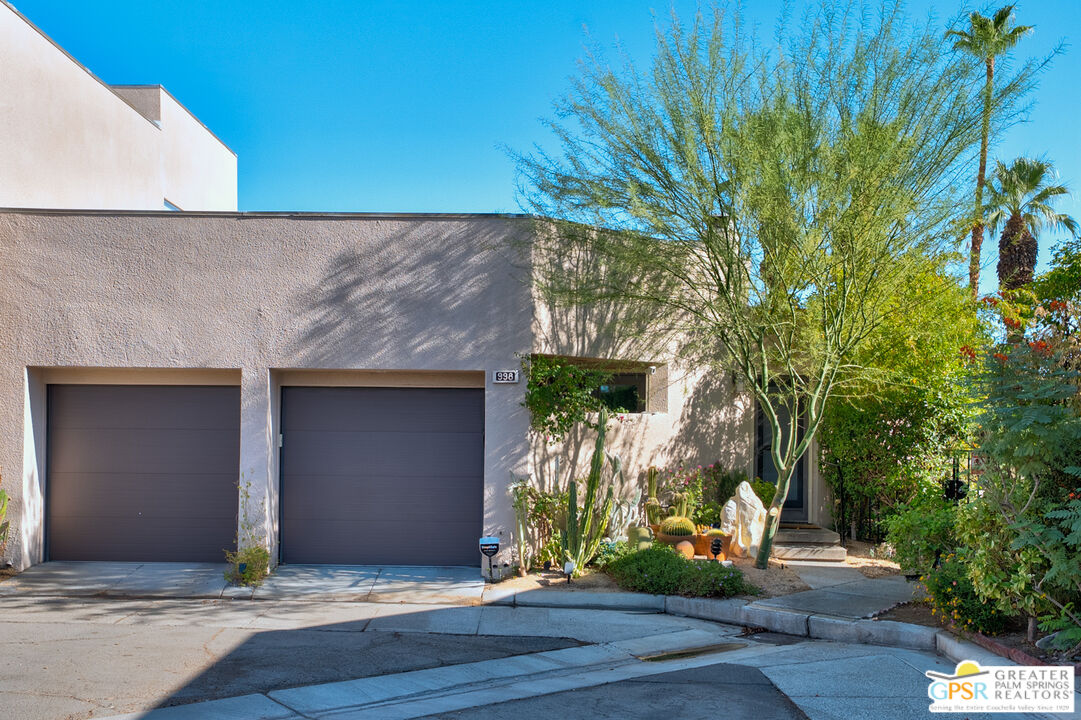 998 Village Sq