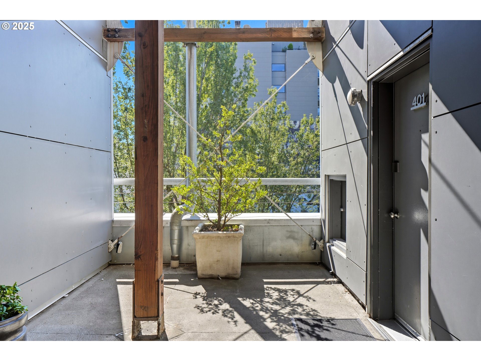 725 NW FLANDERS ST 401