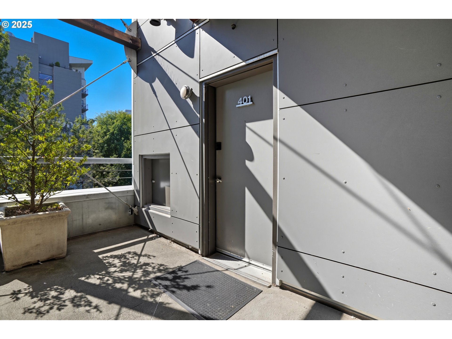 725 NW FLANDERS ST 401