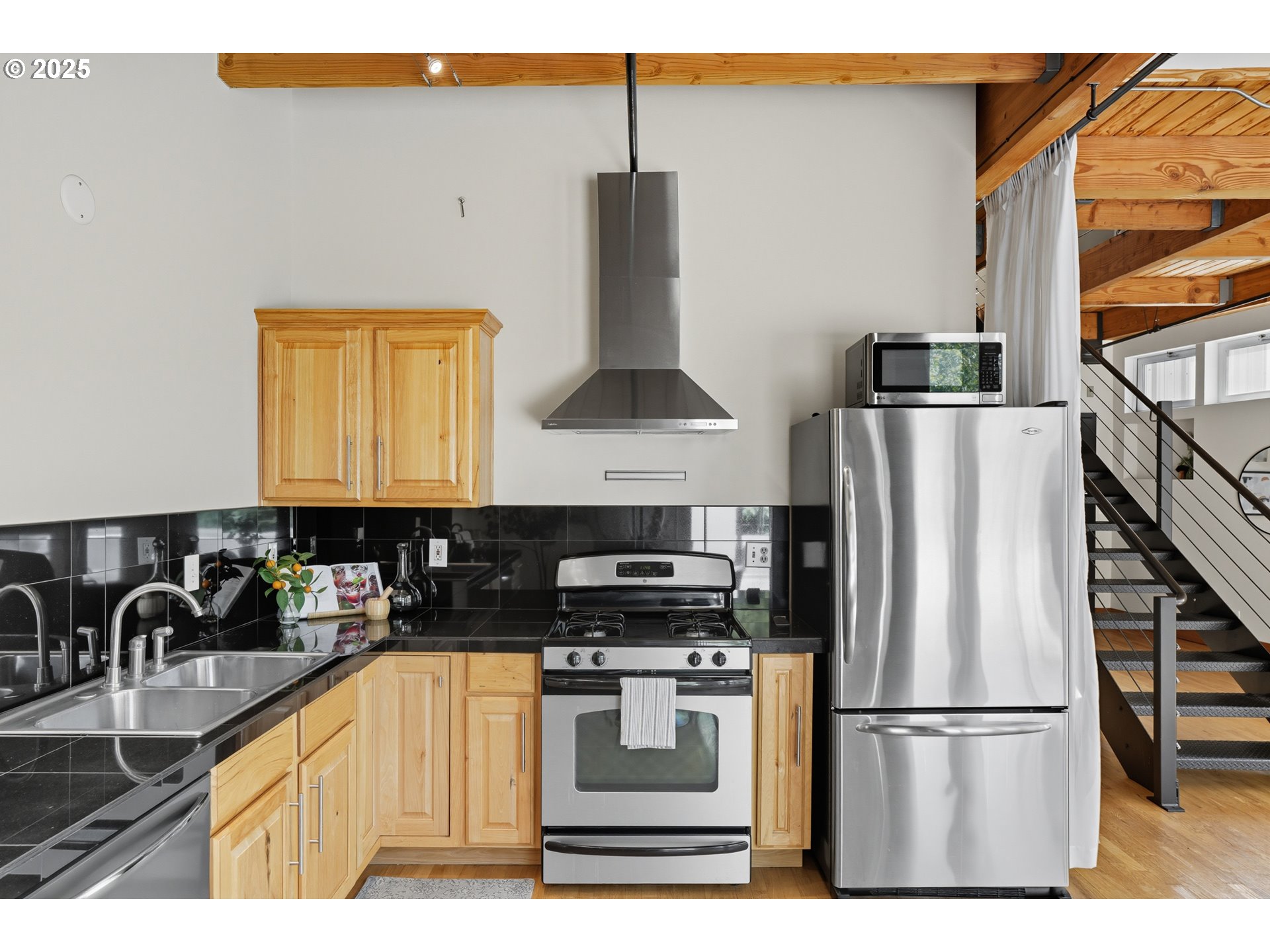 725 NW FLANDERS ST 401