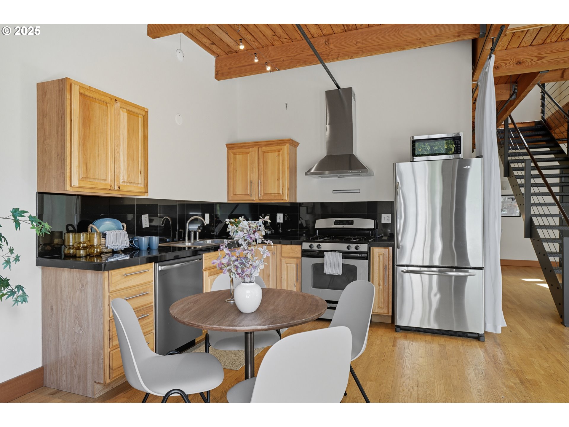 725 NW FLANDERS ST 401