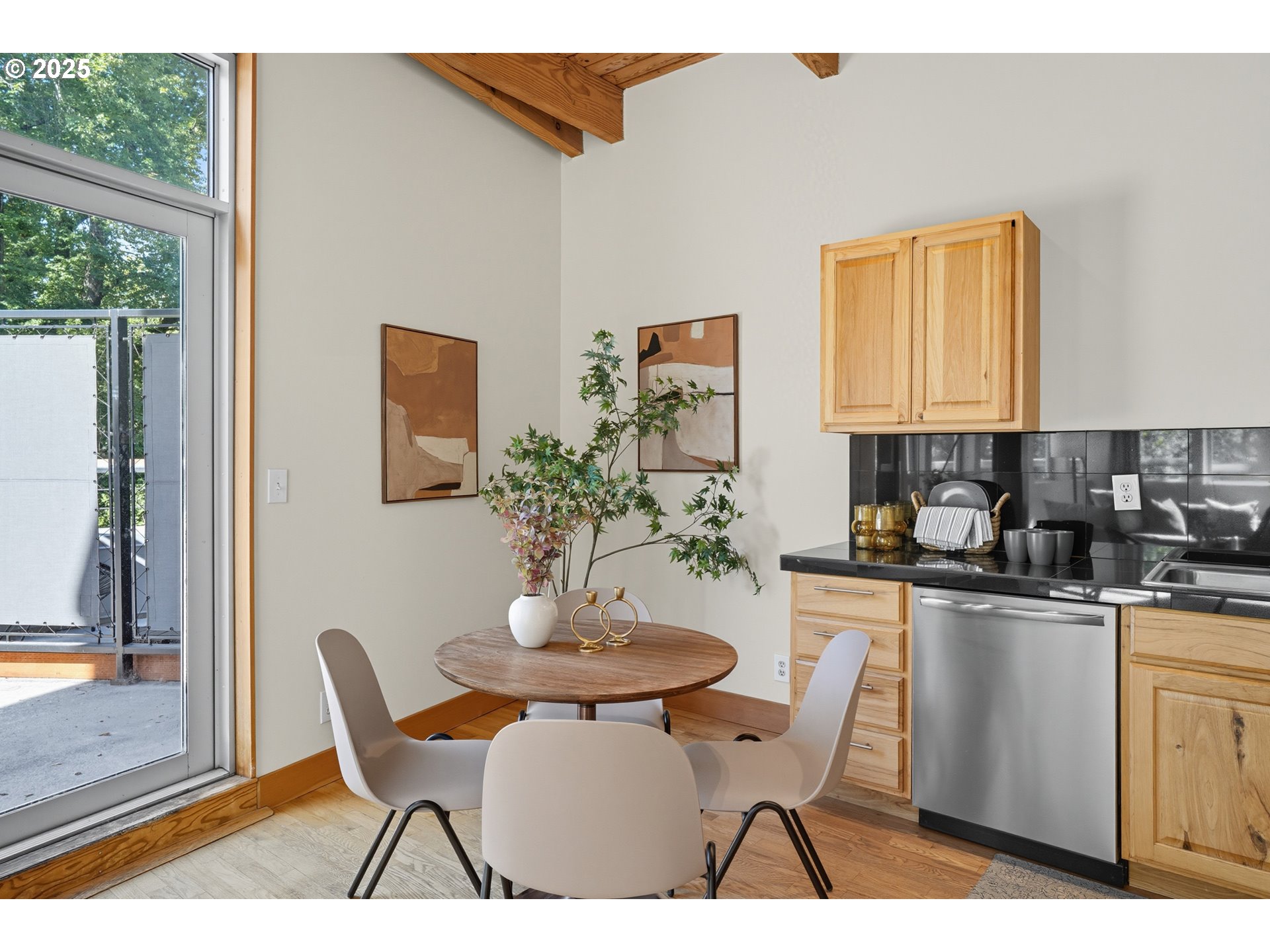 725 NW FLANDERS ST 401