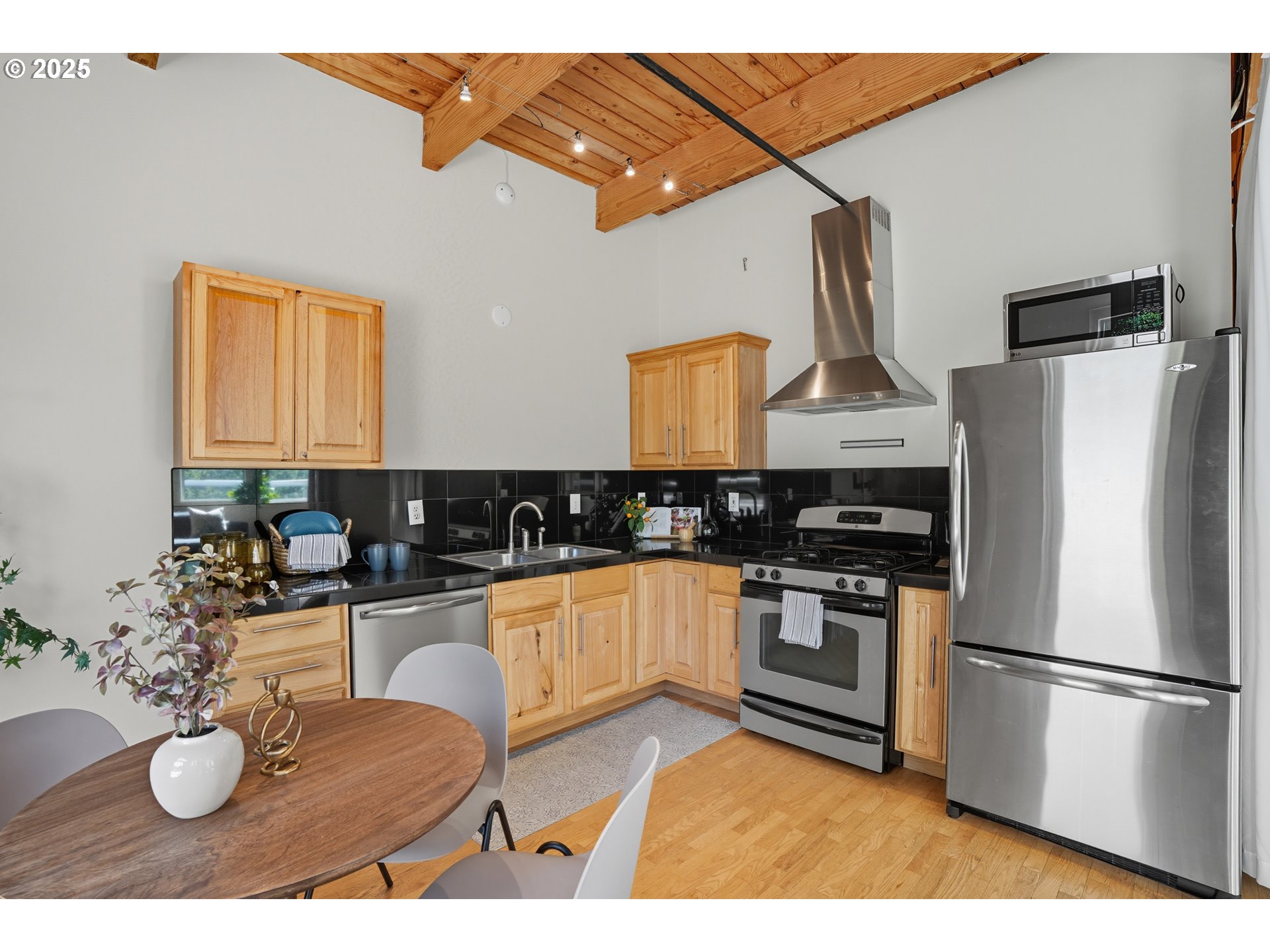 725 NW FLANDERS ST 401