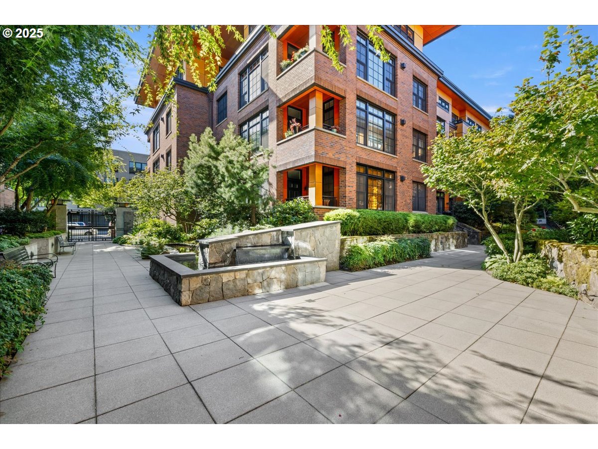 2350 NW SAVIER ST 202