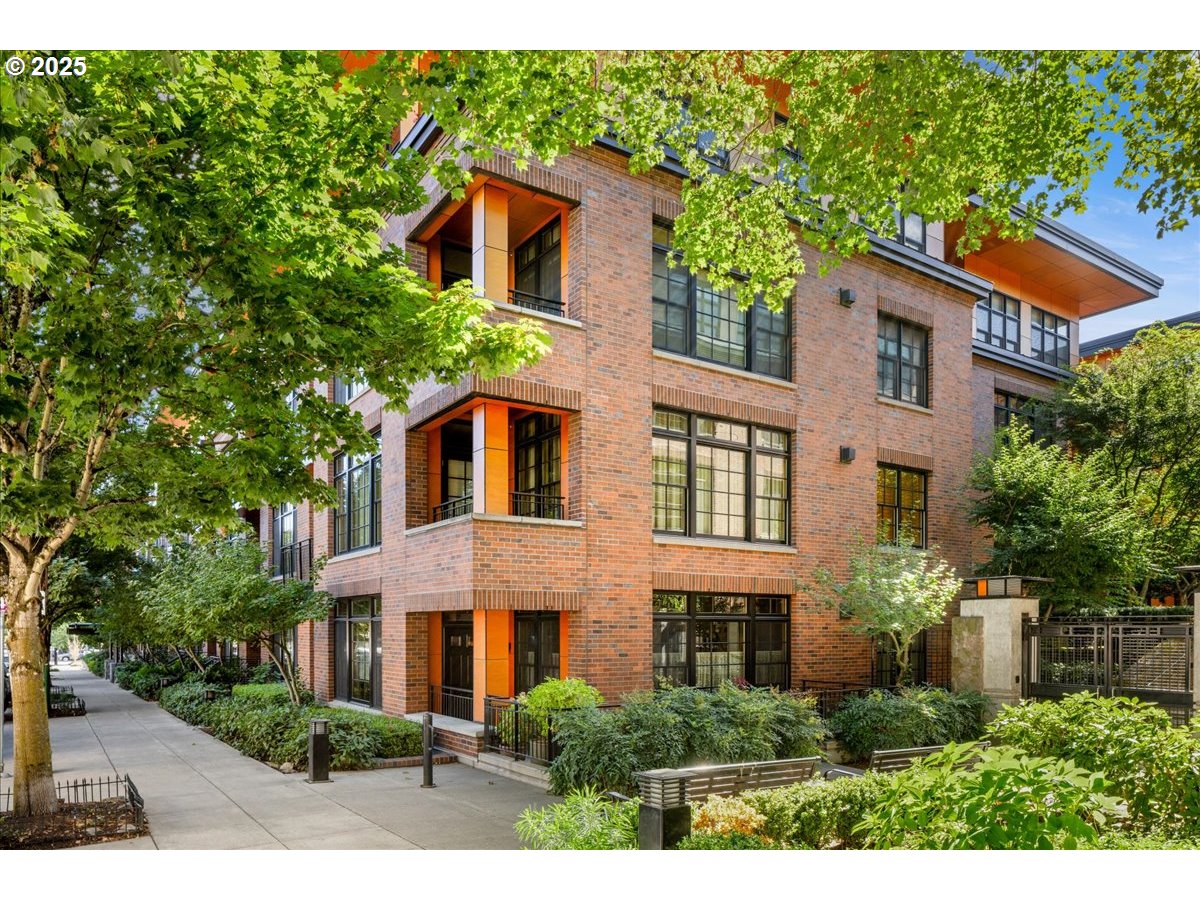 2350 NW SAVIER ST 202