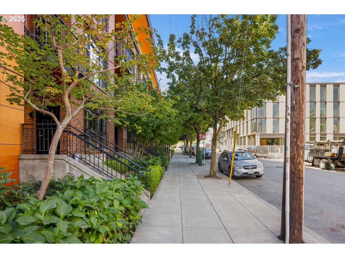 2350 NW SAVIER ST 202