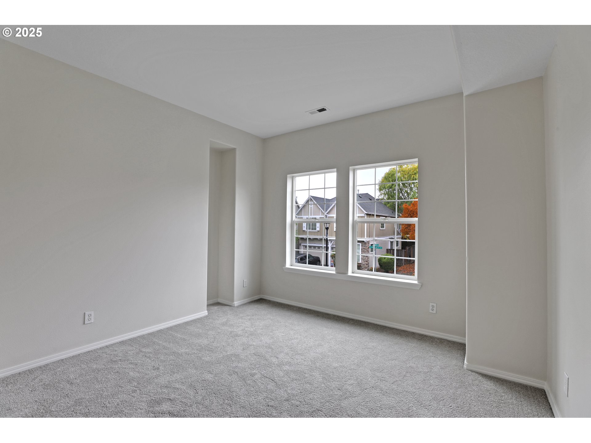 2453 NW ROGUE VALLEY TER