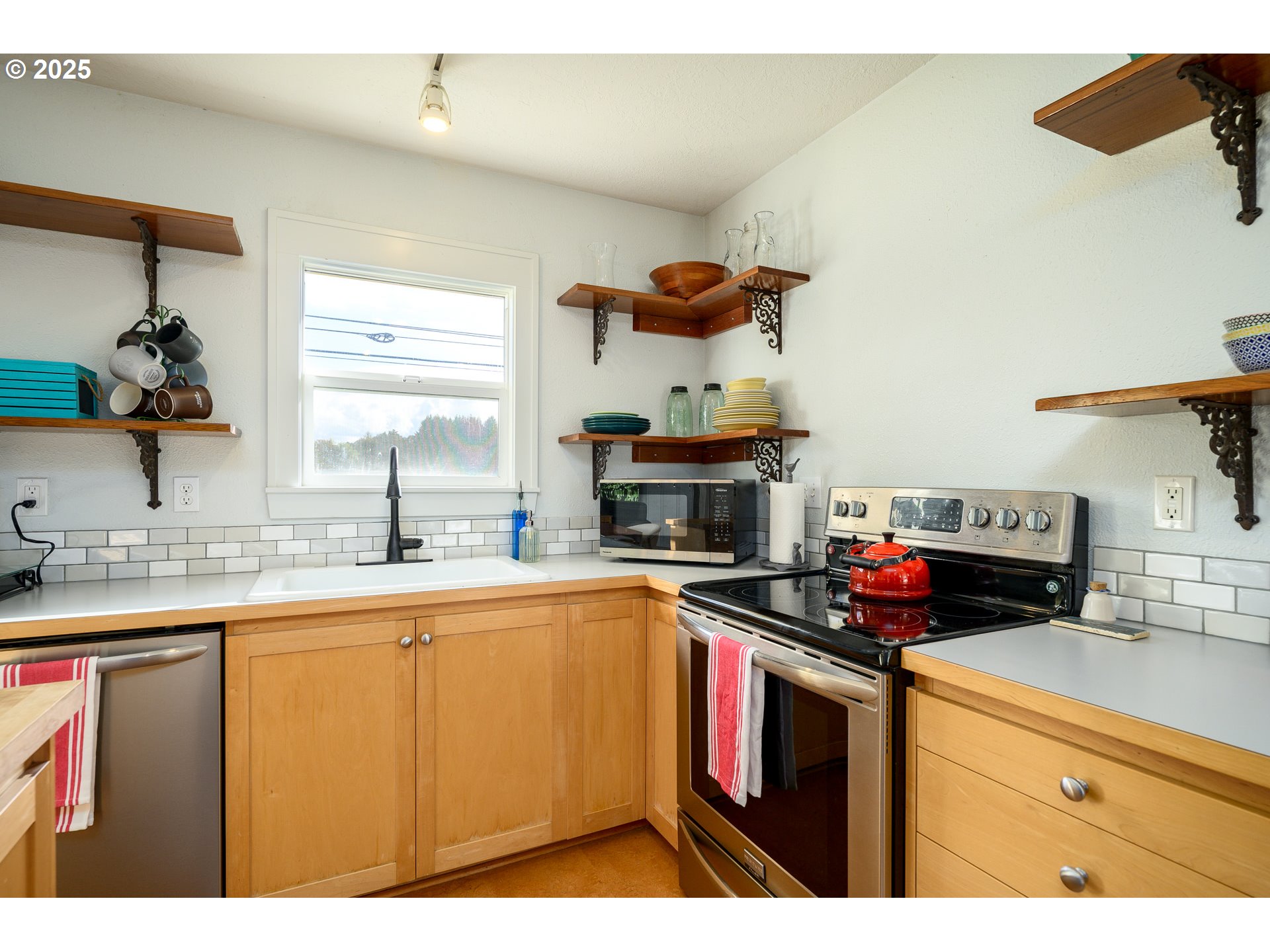 8030 NW MEADOW LAKE RD