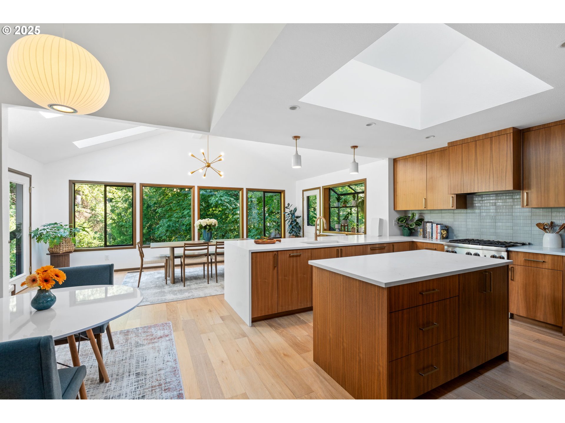 945 NW TORREY VIEW LN