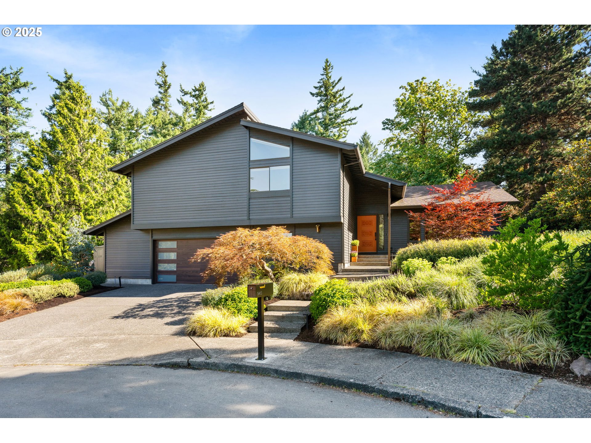 945 NW TORREY VIEW LN