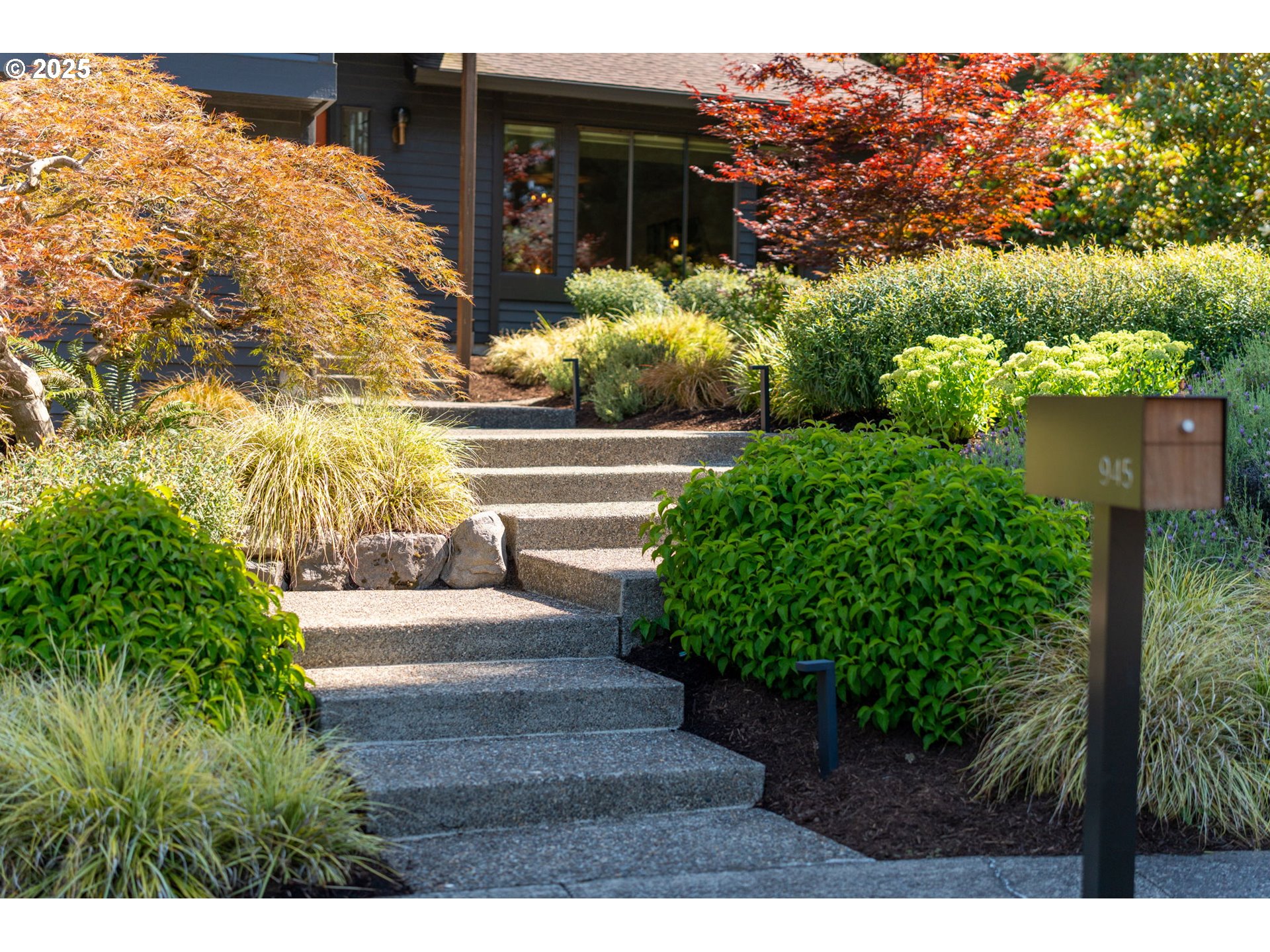 945 NW TORREY VIEW LN