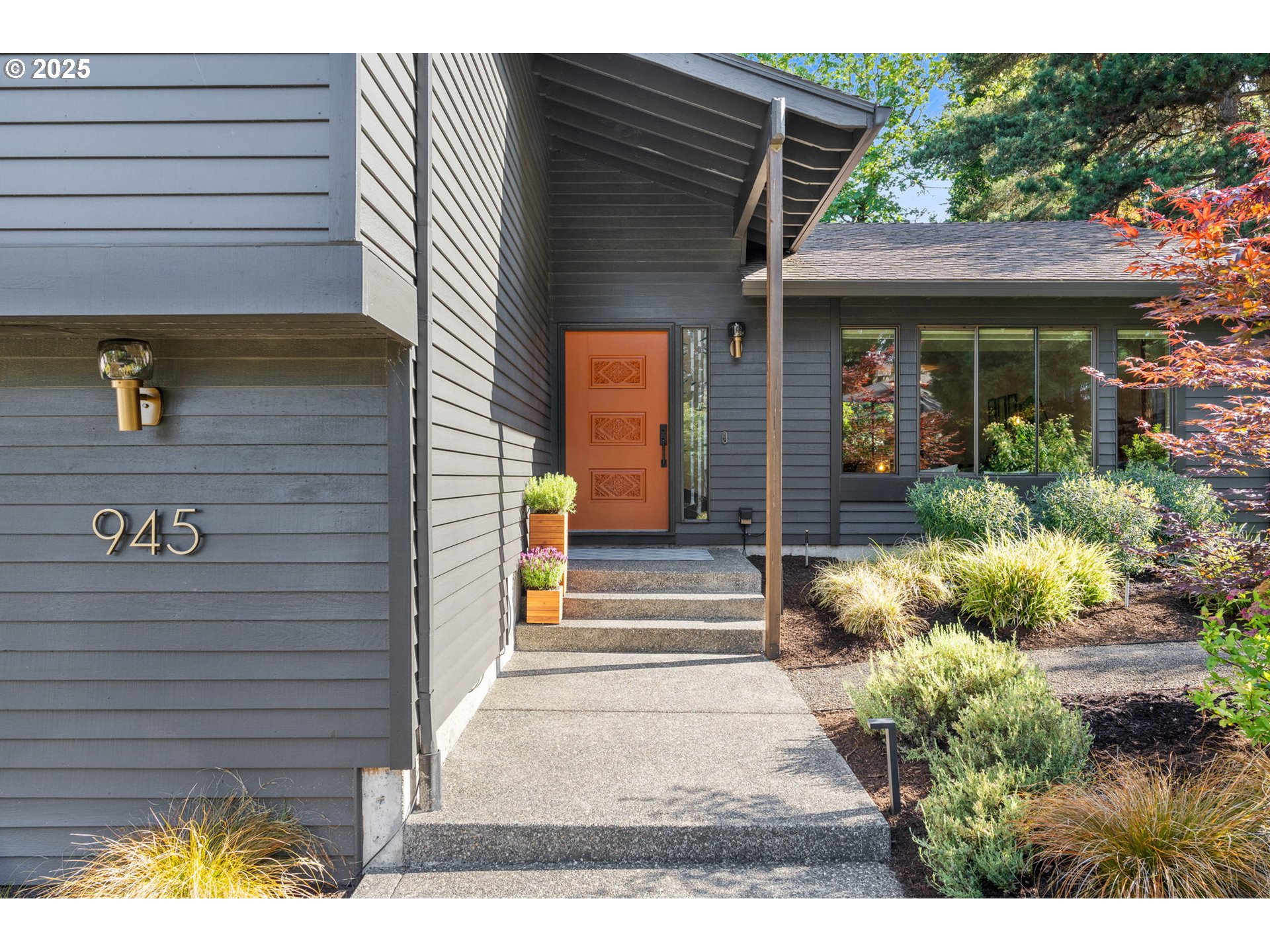 945 NW TORREY VIEW LN