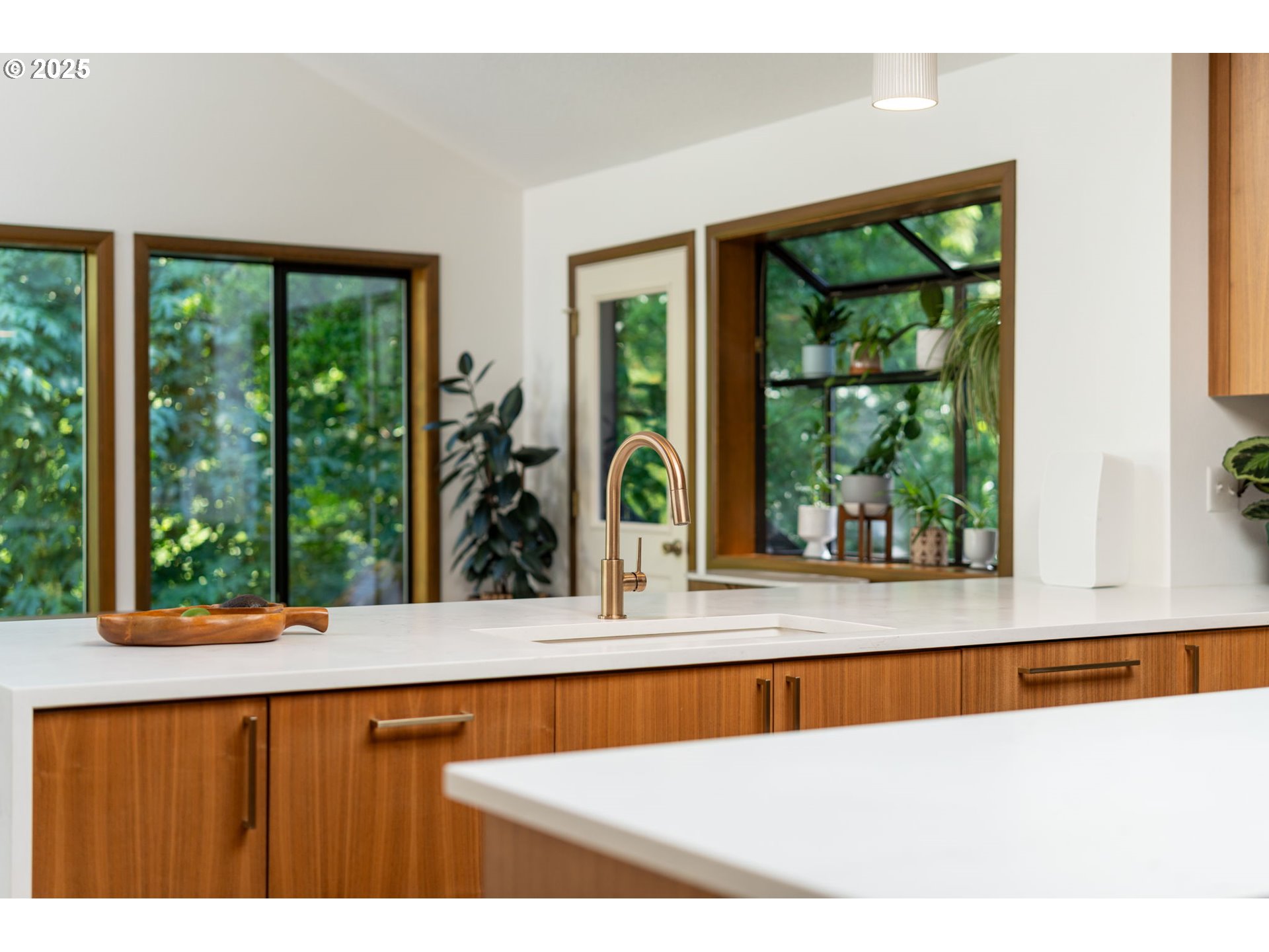 945 NW TORREY VIEW LN