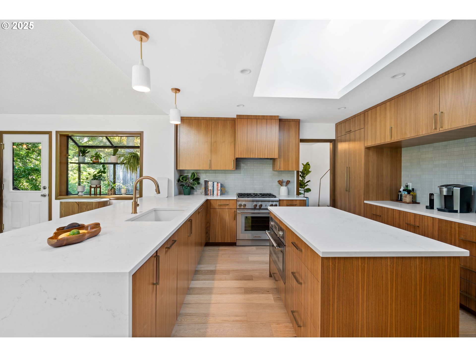 945 NW TORREY VIEW LN