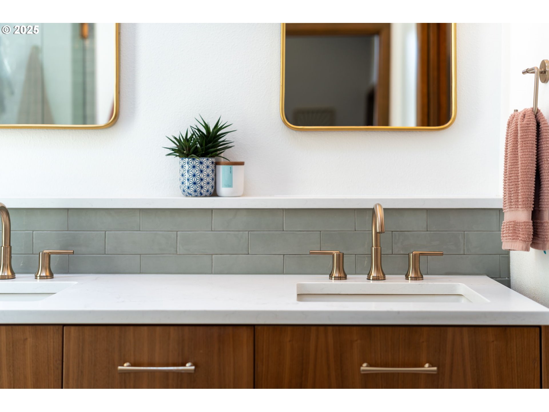 945 NW TORREY VIEW LN