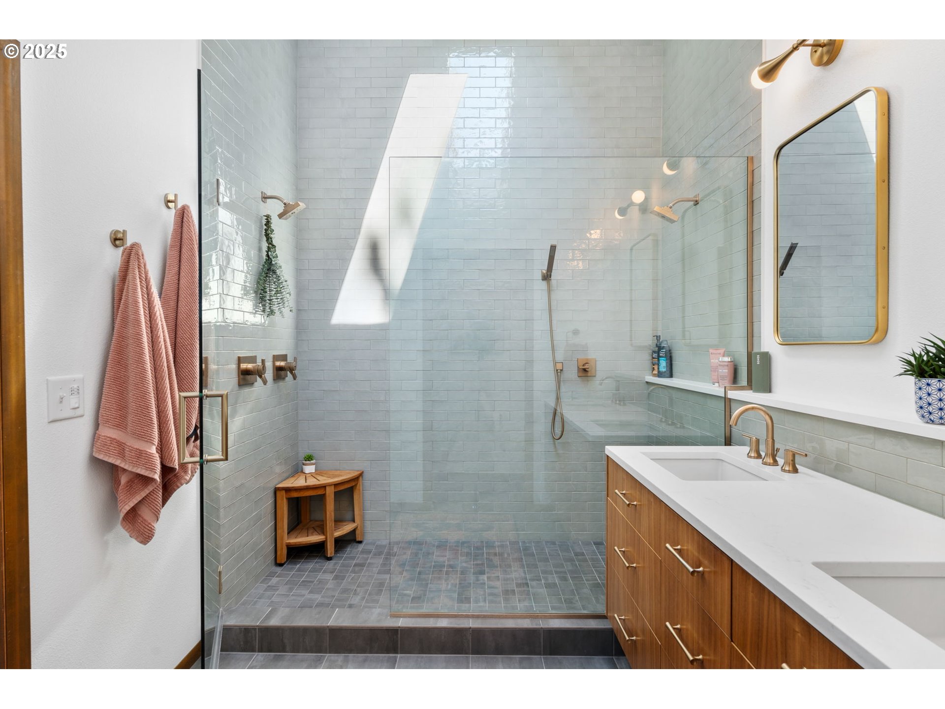 945 NW TORREY VIEW LN