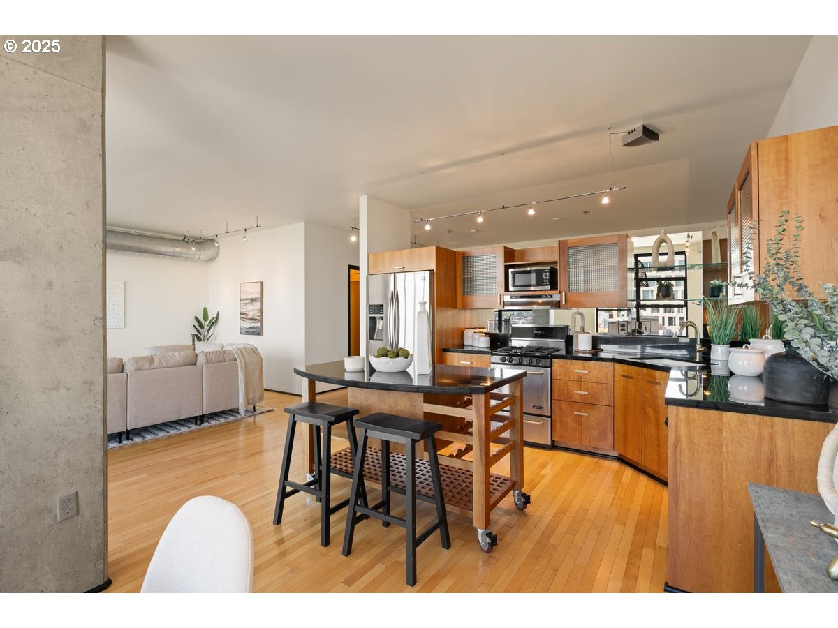 333 NW 9TH AVE 1323