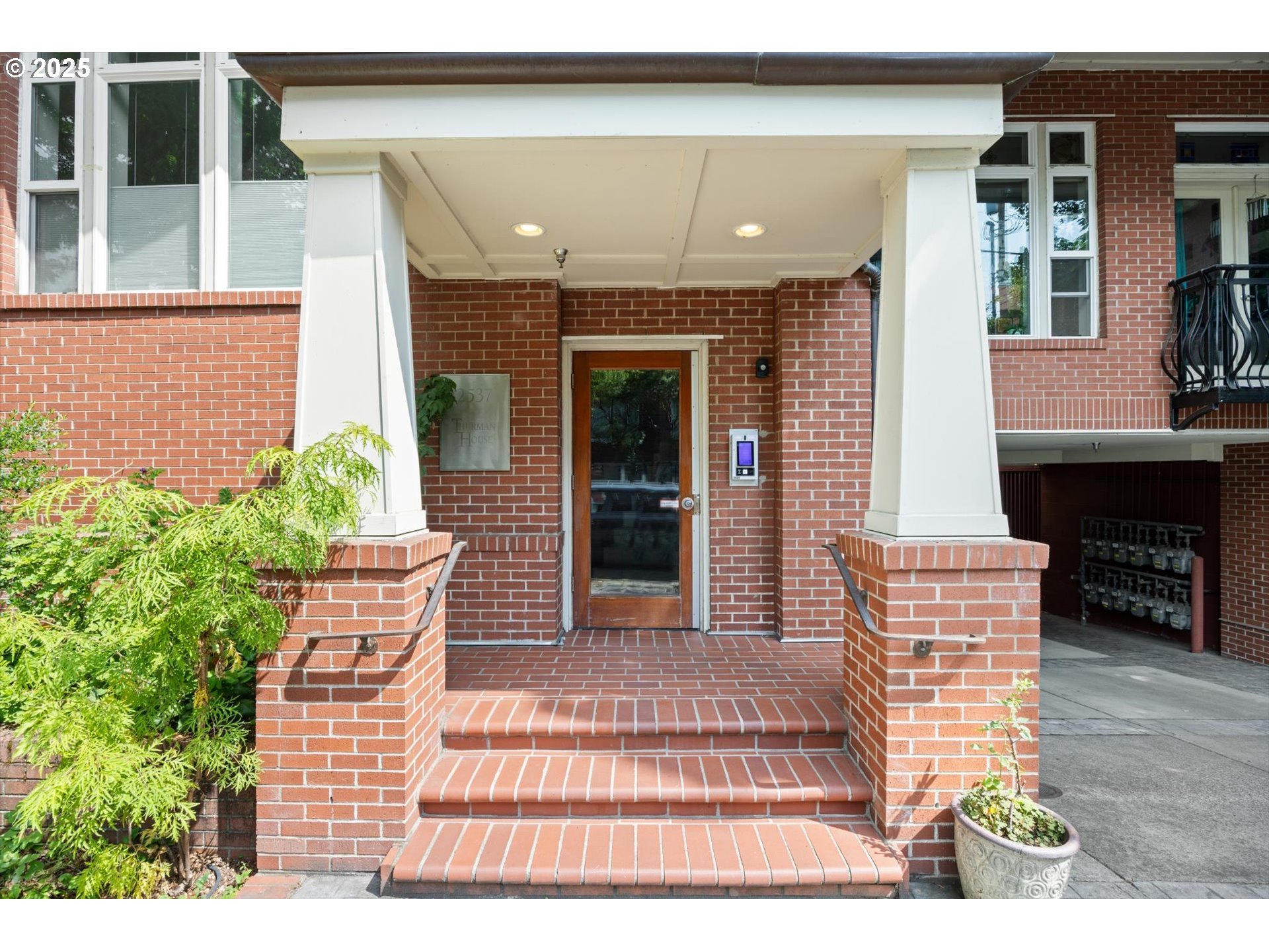 2537 NW THURMAN ST 101