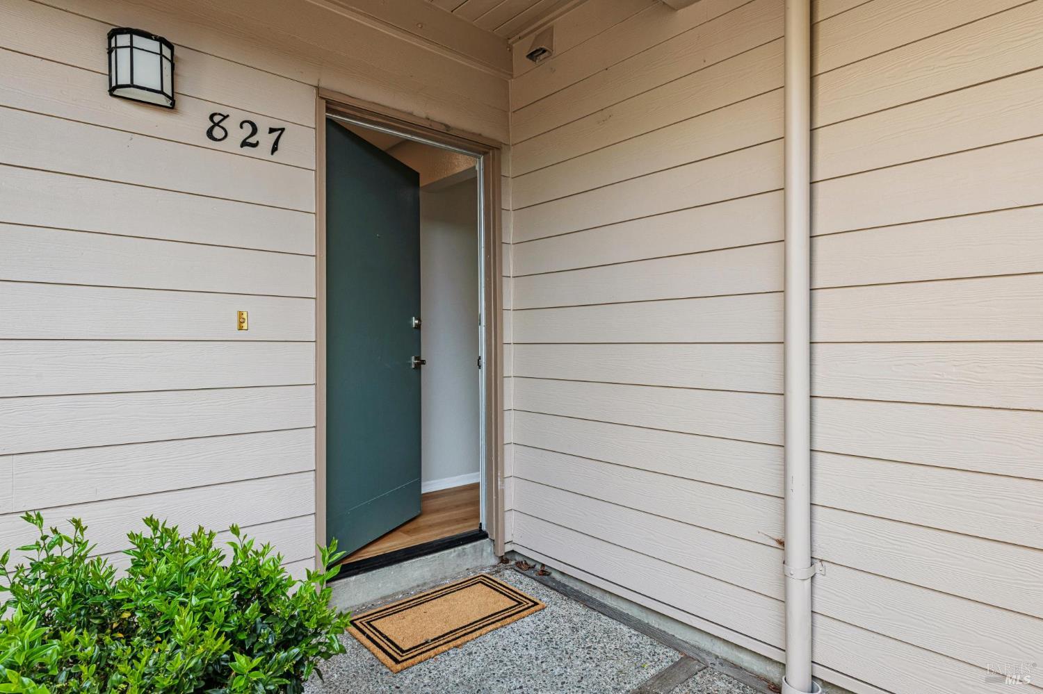 827 Via Casitas