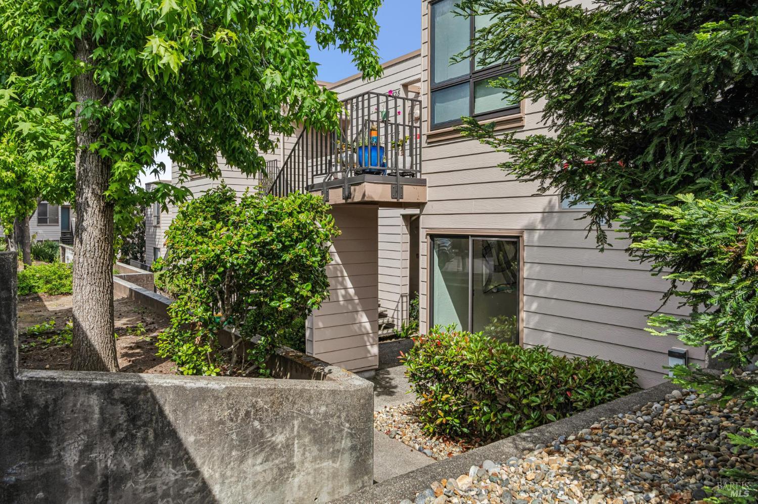 827 Via Casitas