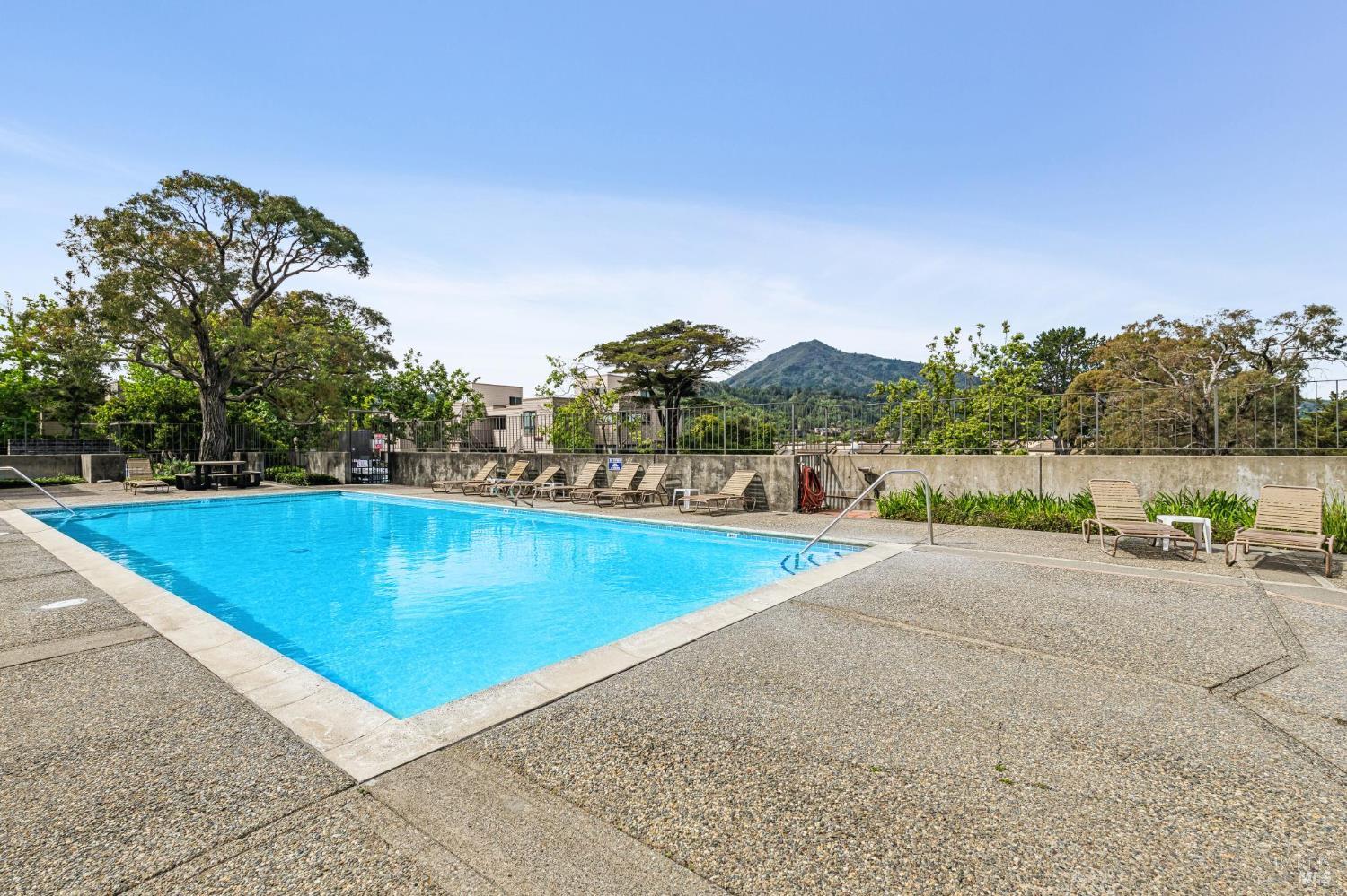 827 Via Casitas