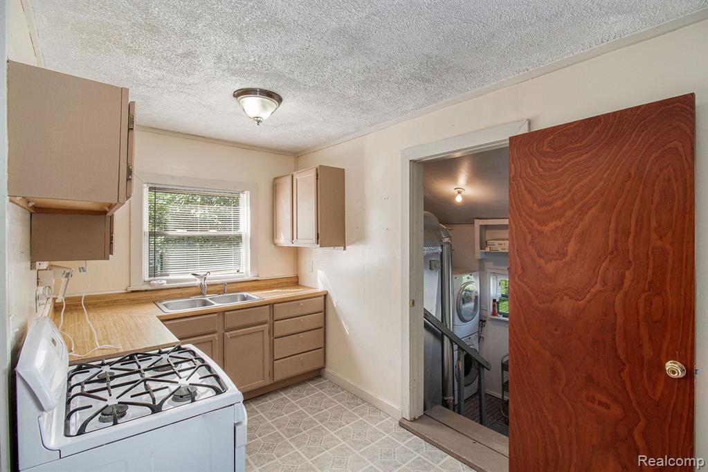 158 DICKINSON Street