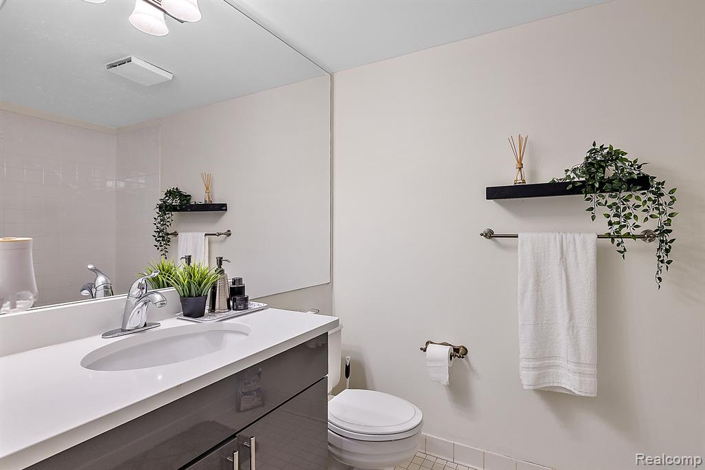 3320 SPINNAKER Lane Unit: 94-17E