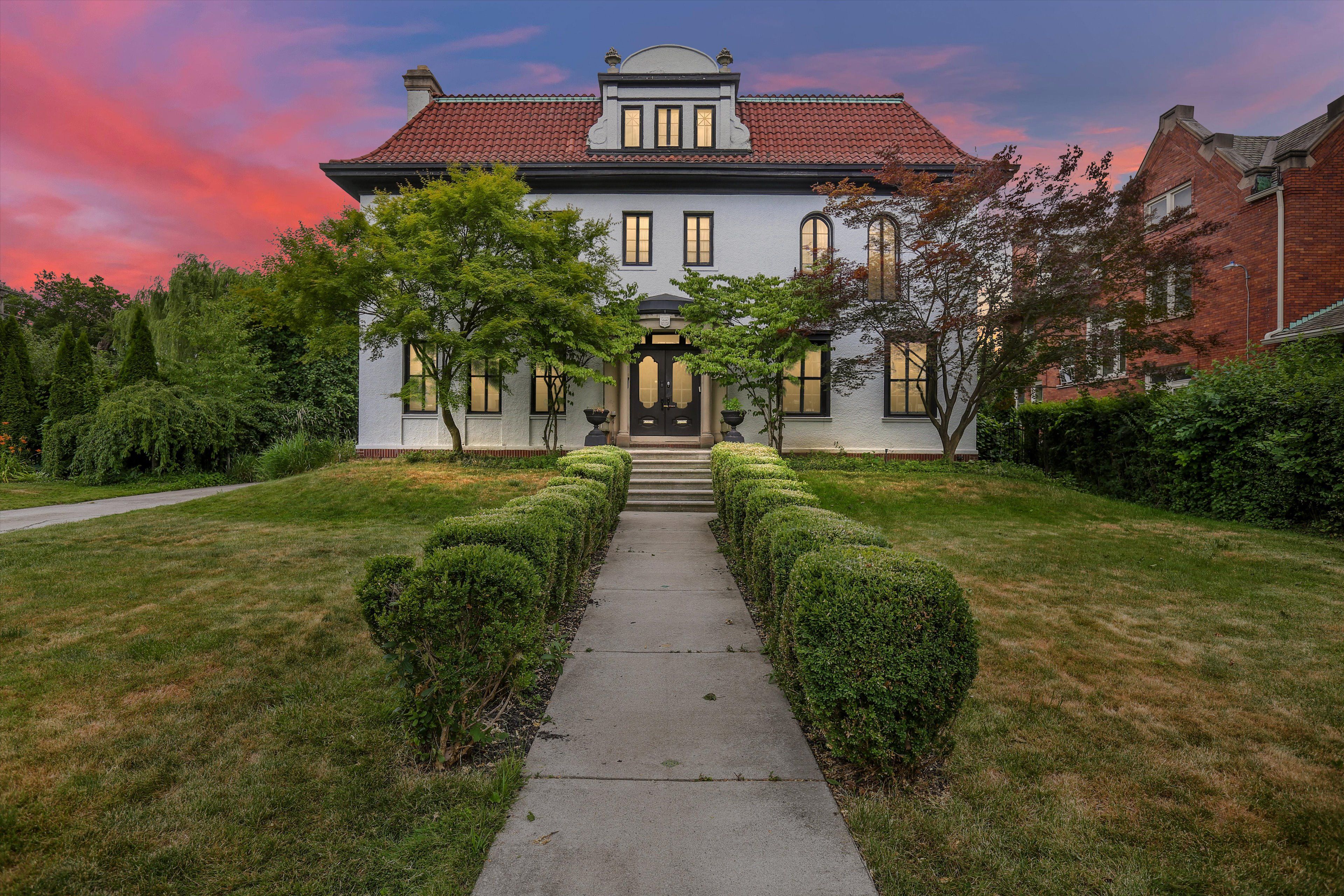 841 W BOSTON Boulevard