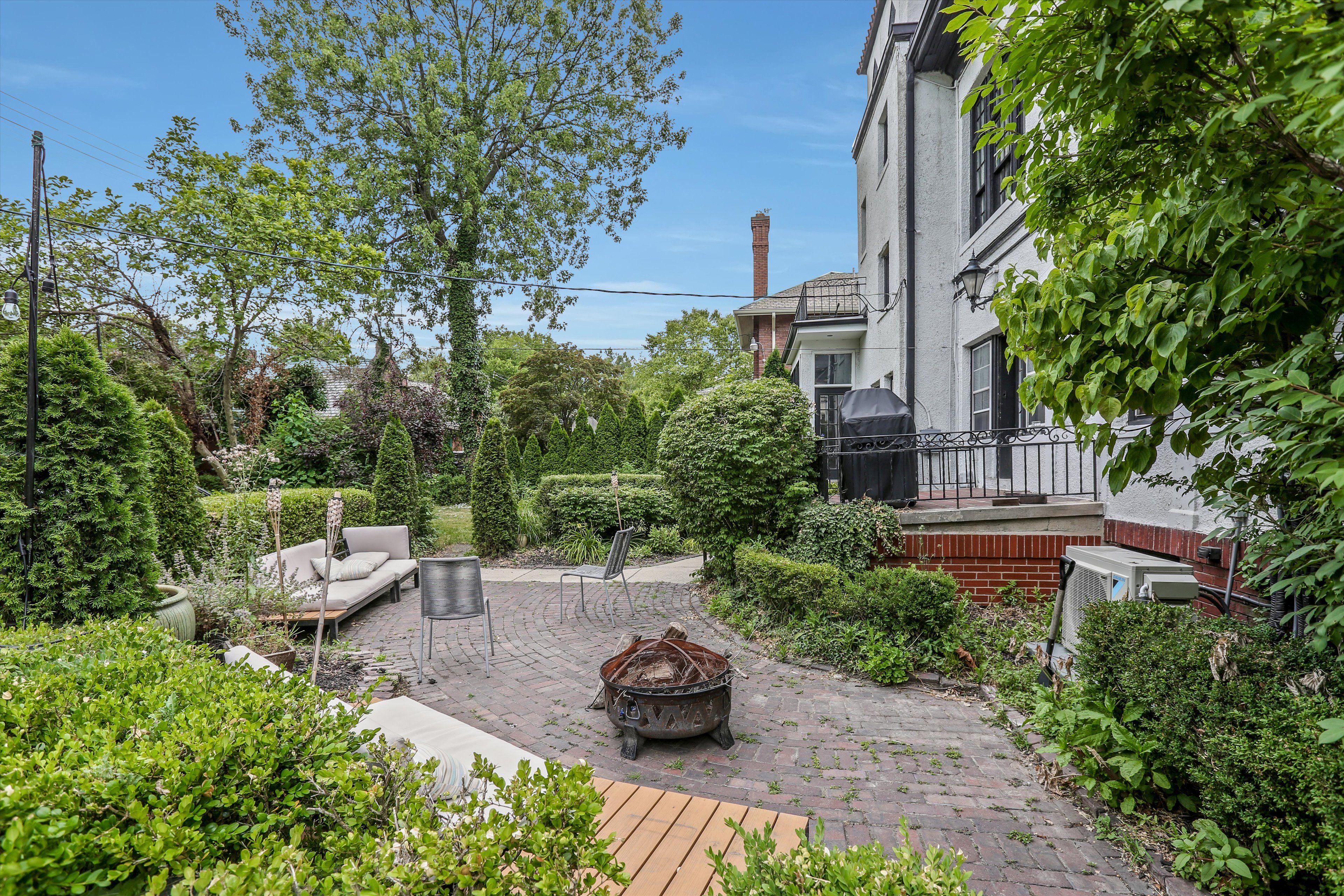 841 W BOSTON Boulevard