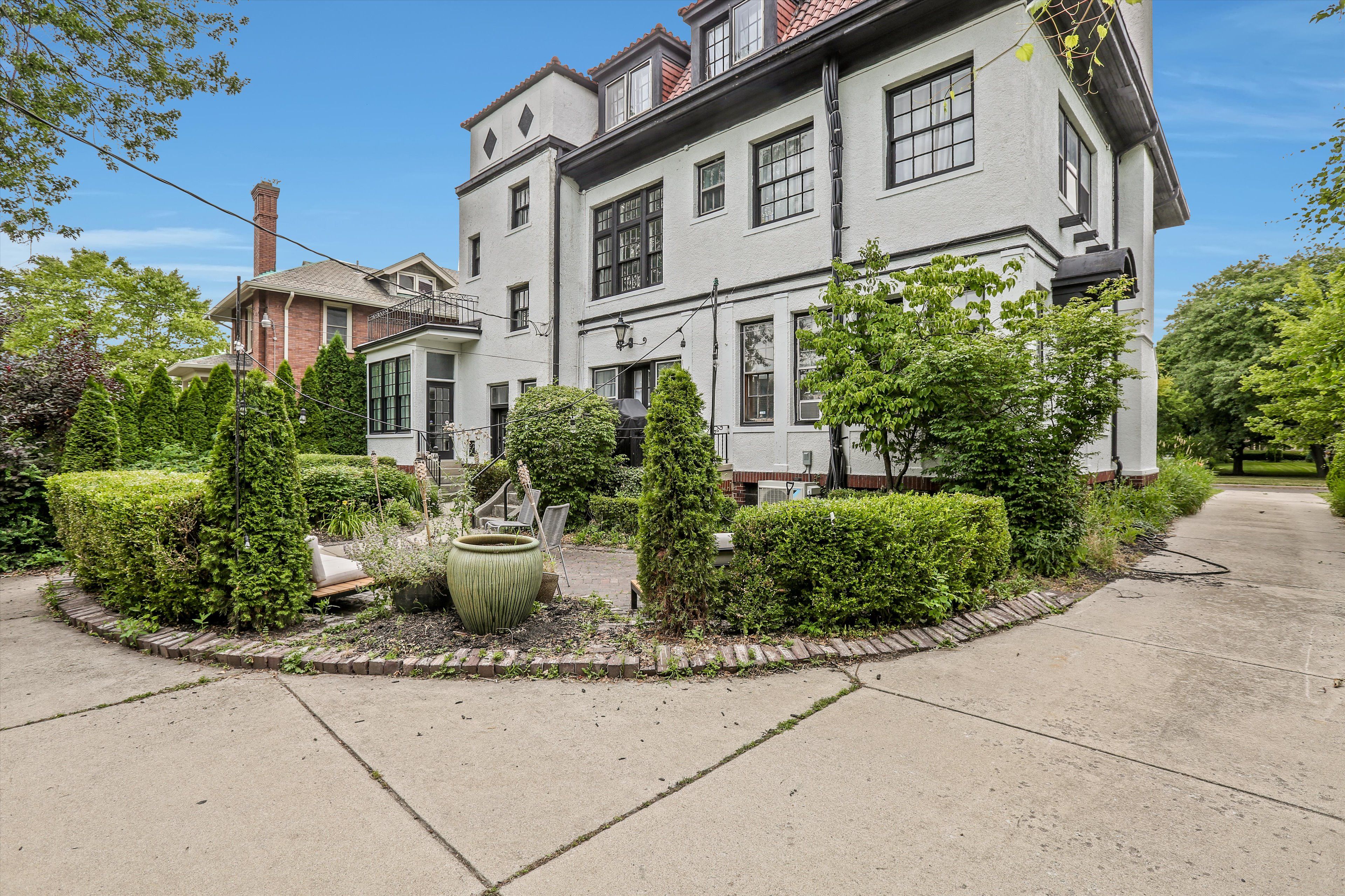 841 W BOSTON Boulevard