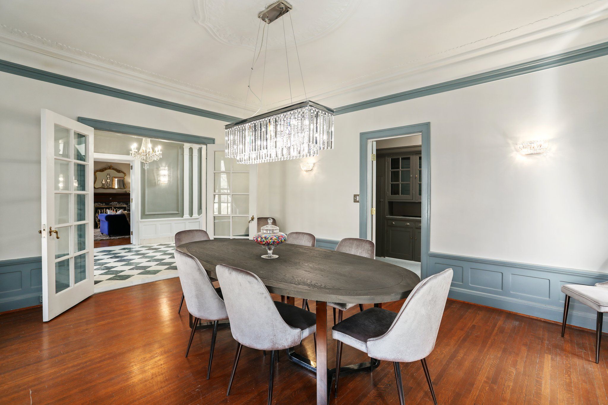 841 W BOSTON Boulevard