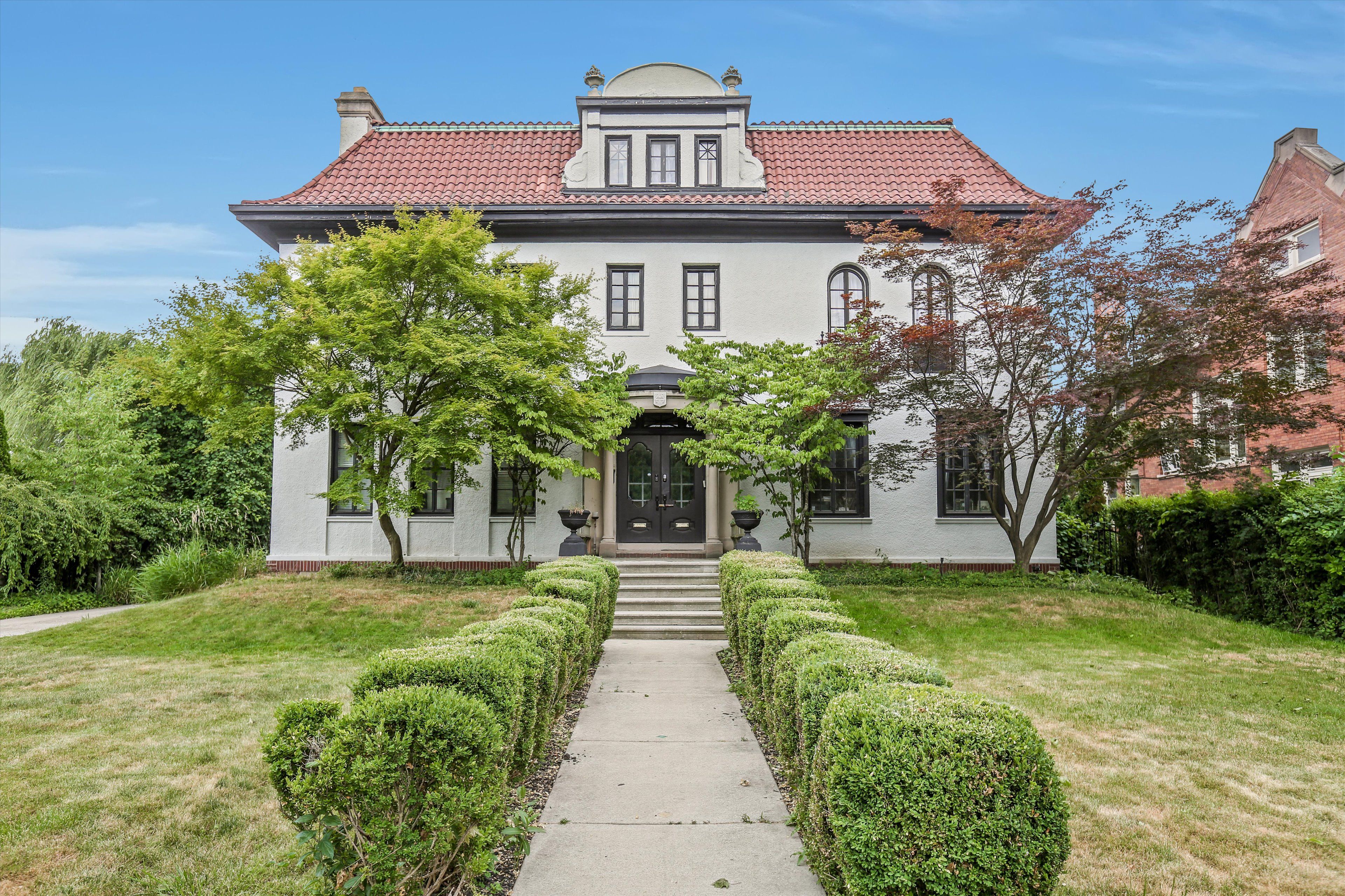 841 W BOSTON Boulevard