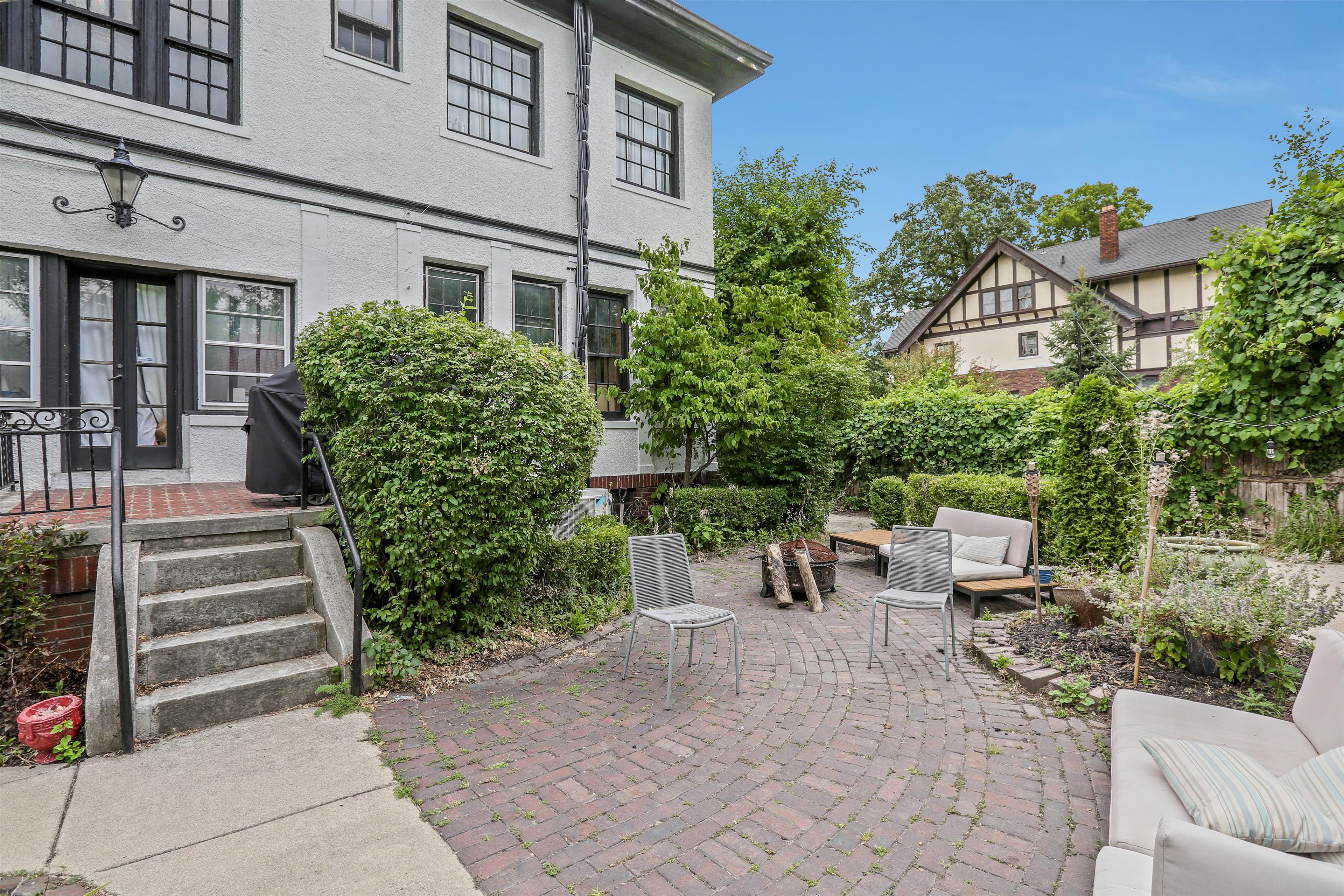 841 W BOSTON Boulevard