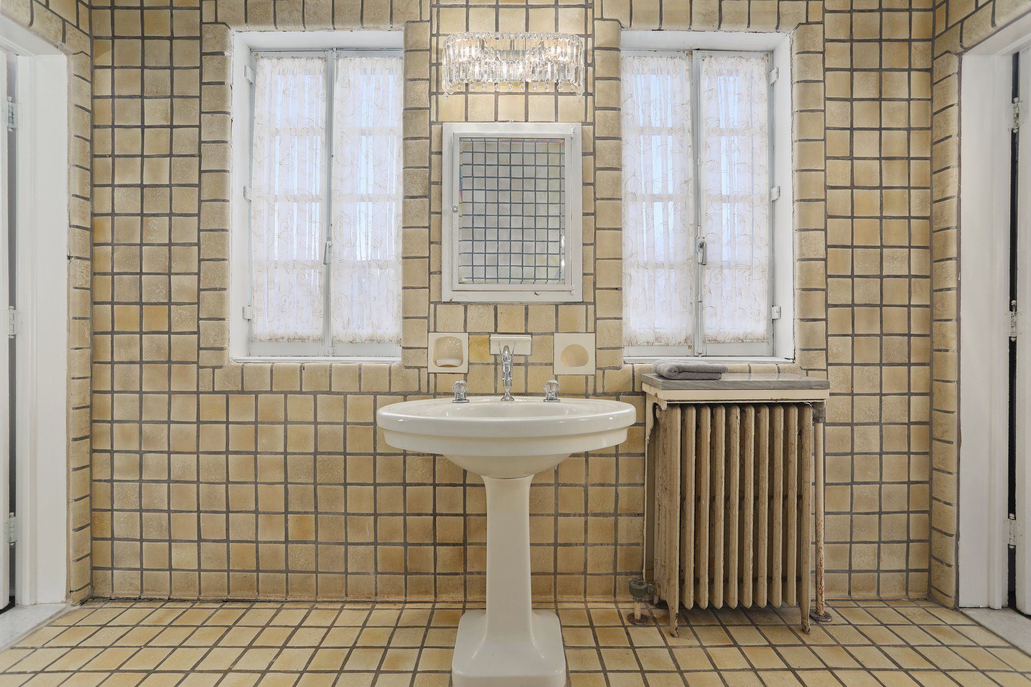 841 W BOSTON Boulevard