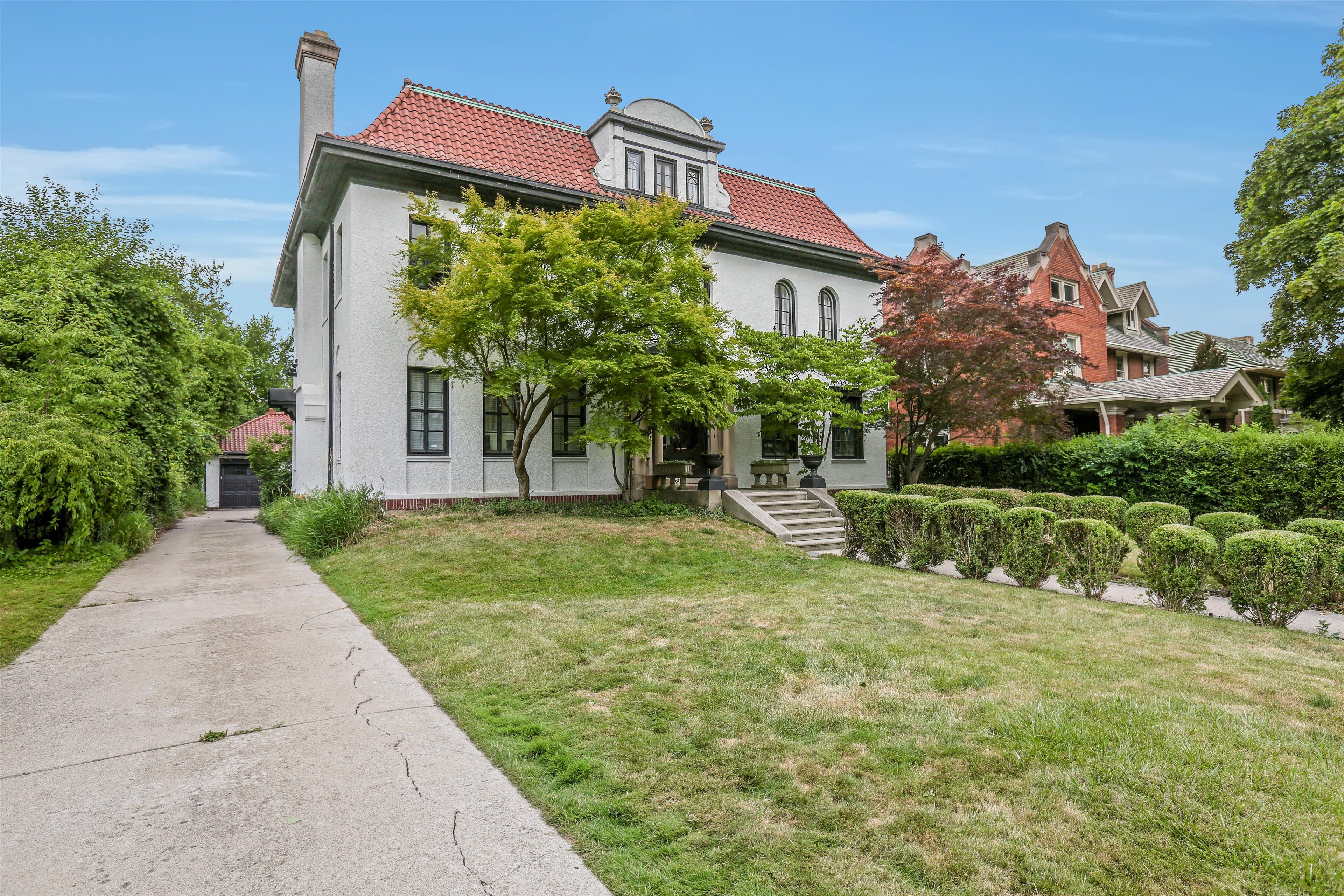 841 W BOSTON Boulevard