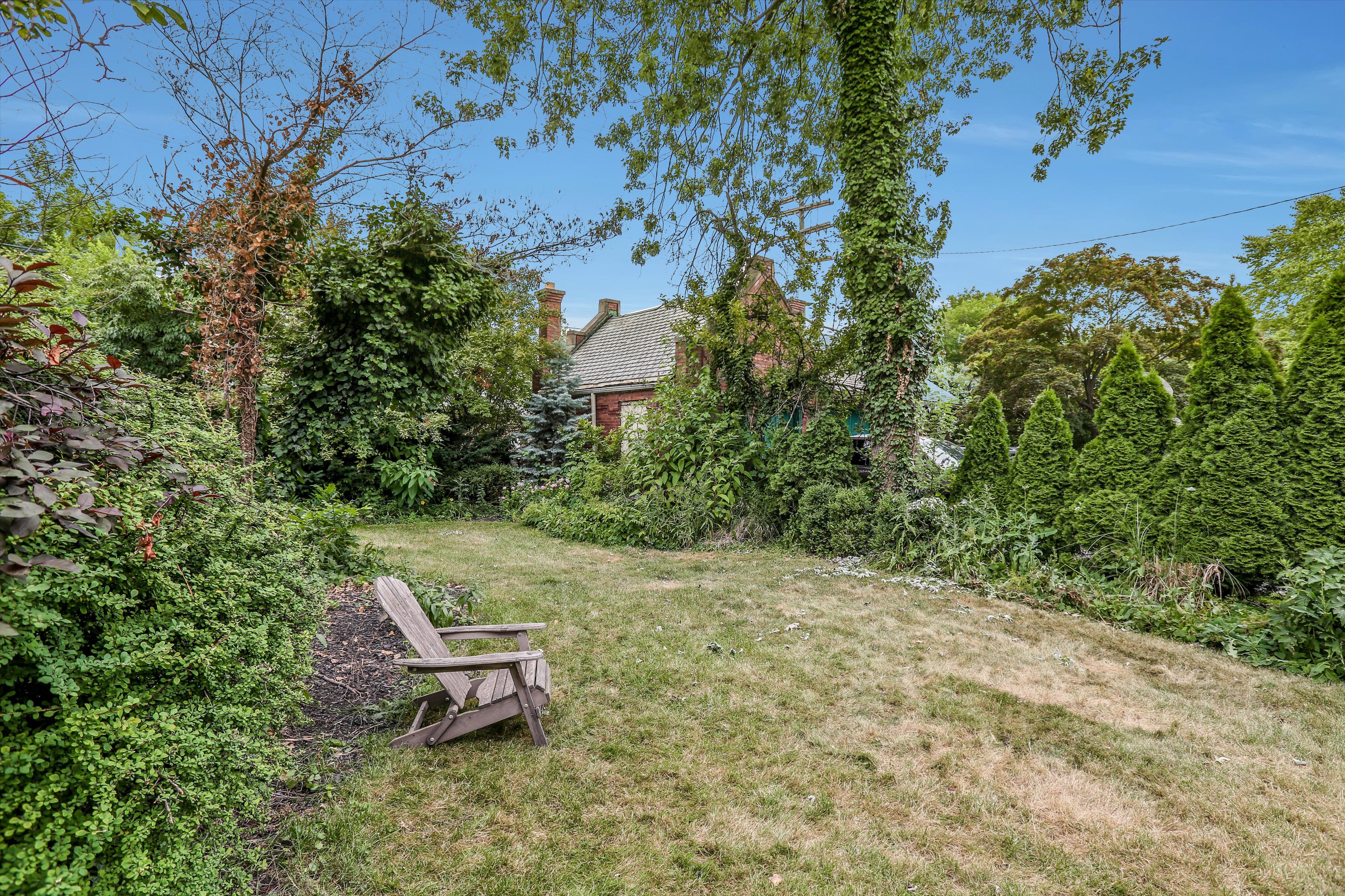 841 W BOSTON Boulevard