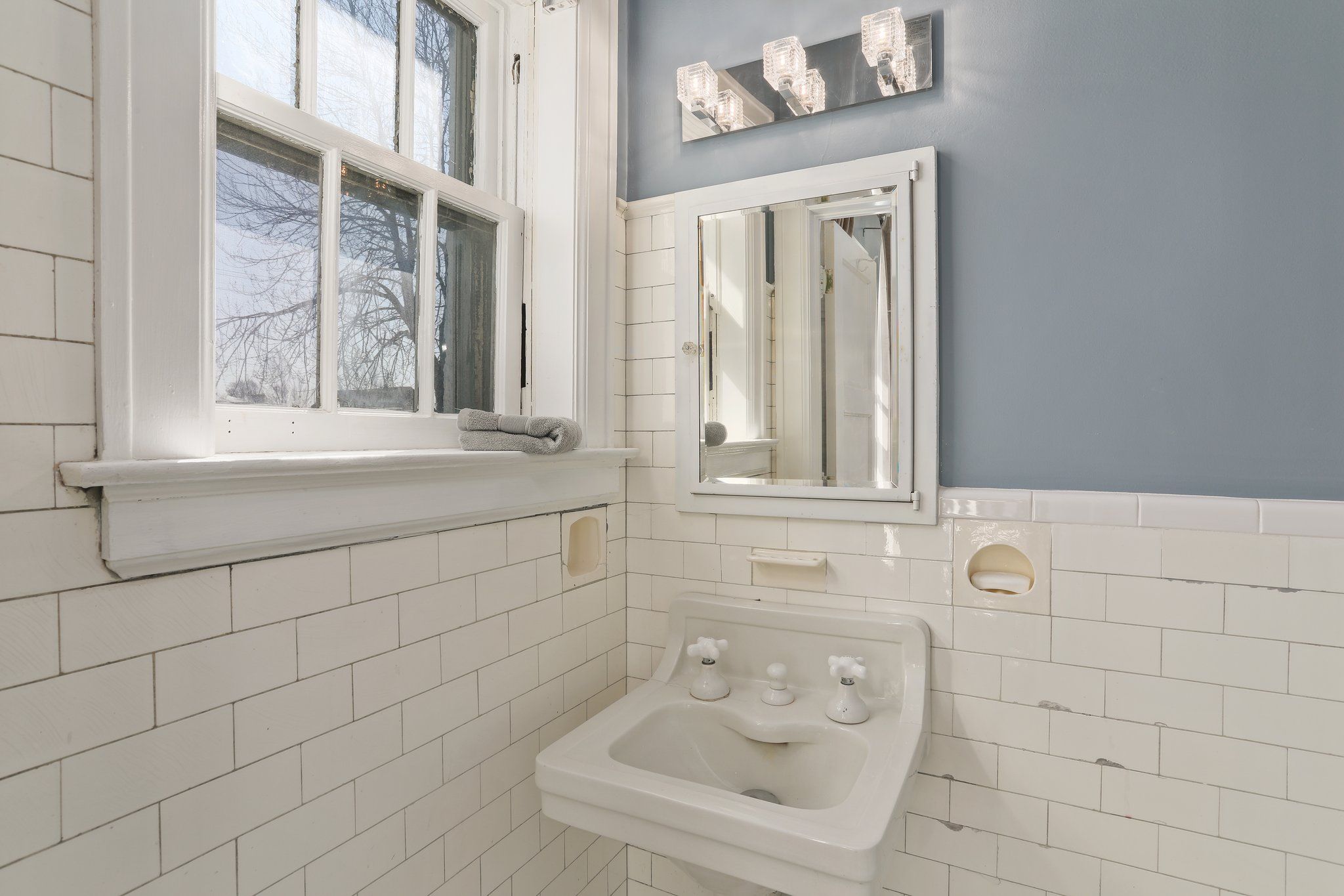 841 W BOSTON Boulevard