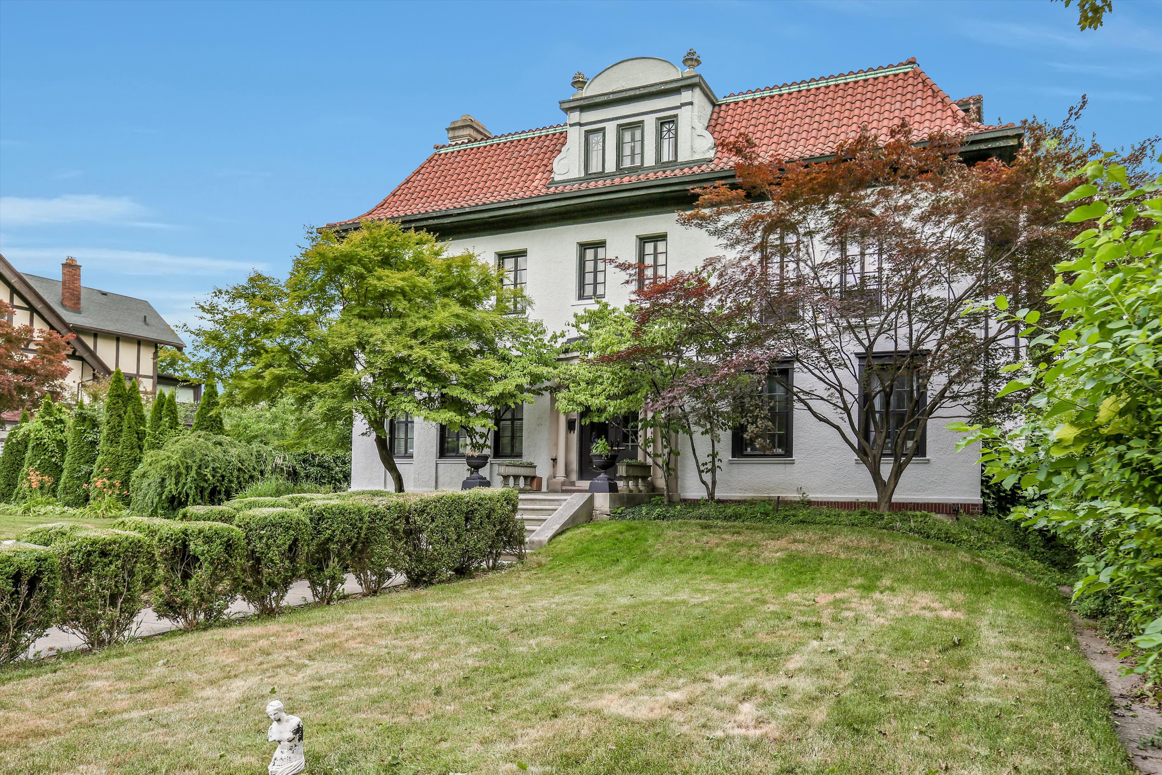 841 W BOSTON Boulevard