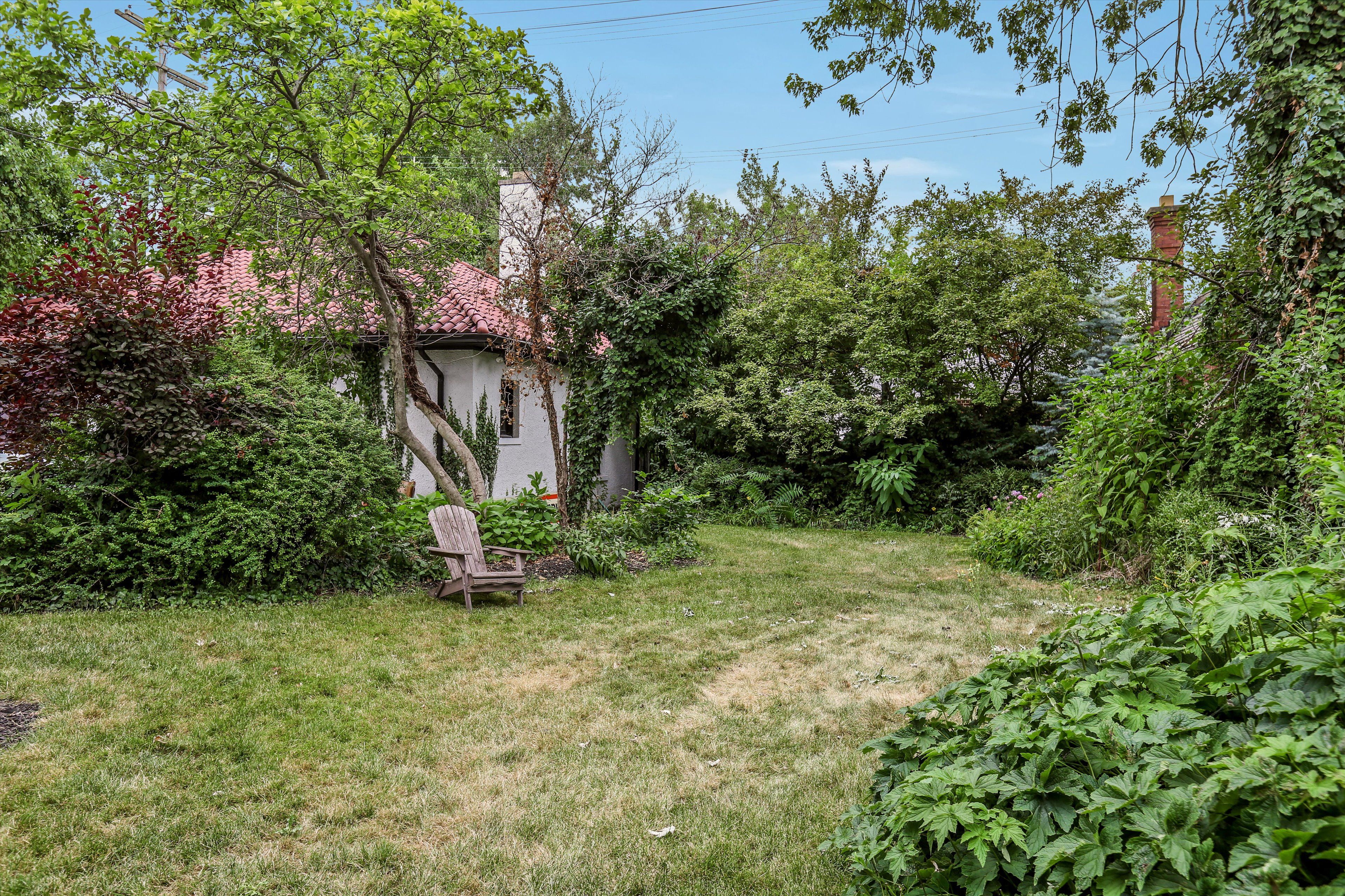 841 W BOSTON Boulevard