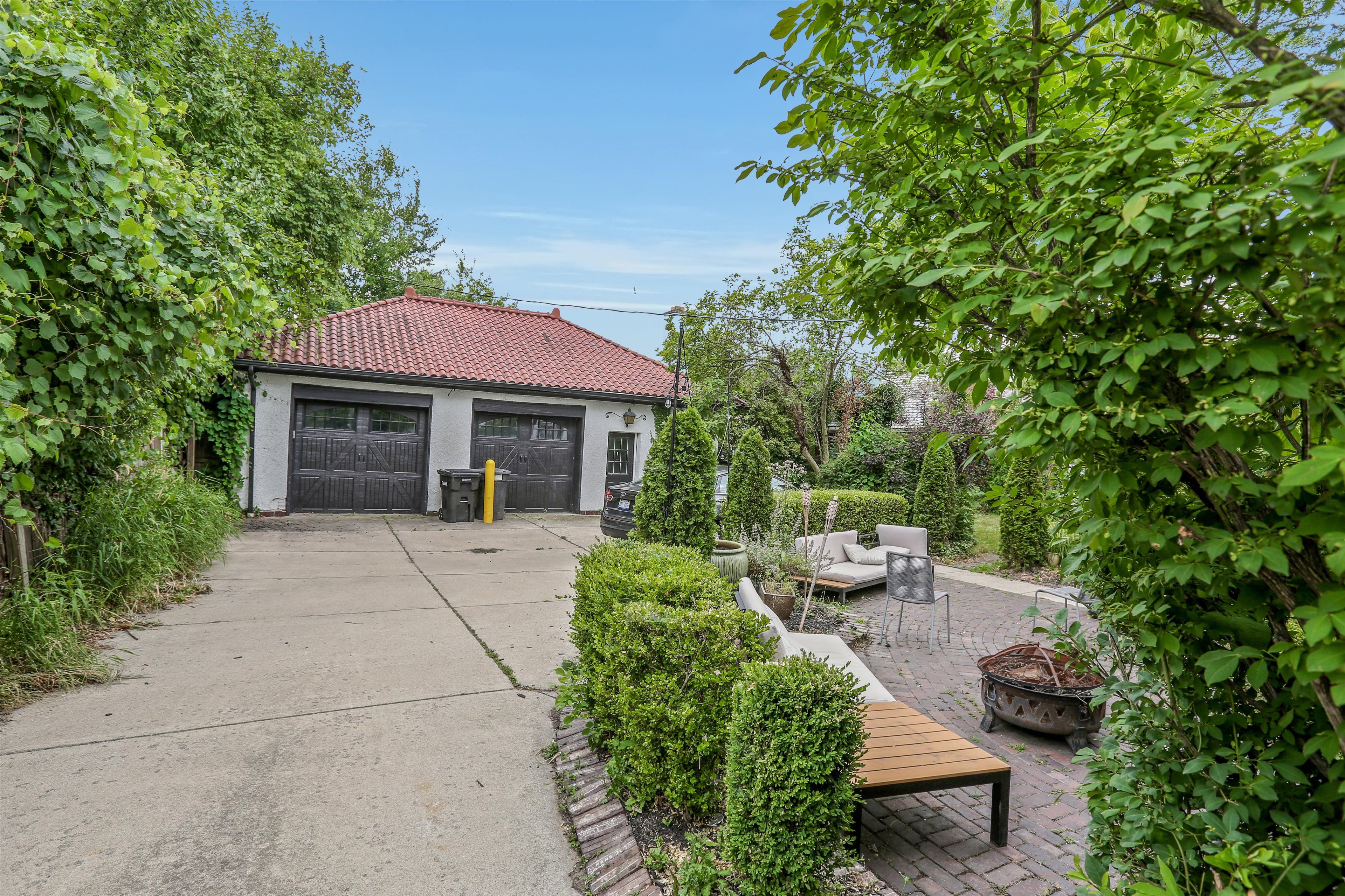 841 W BOSTON Boulevard