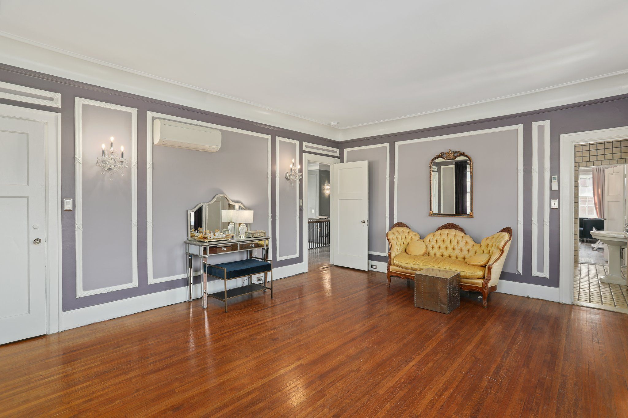 841 W BOSTON Boulevard