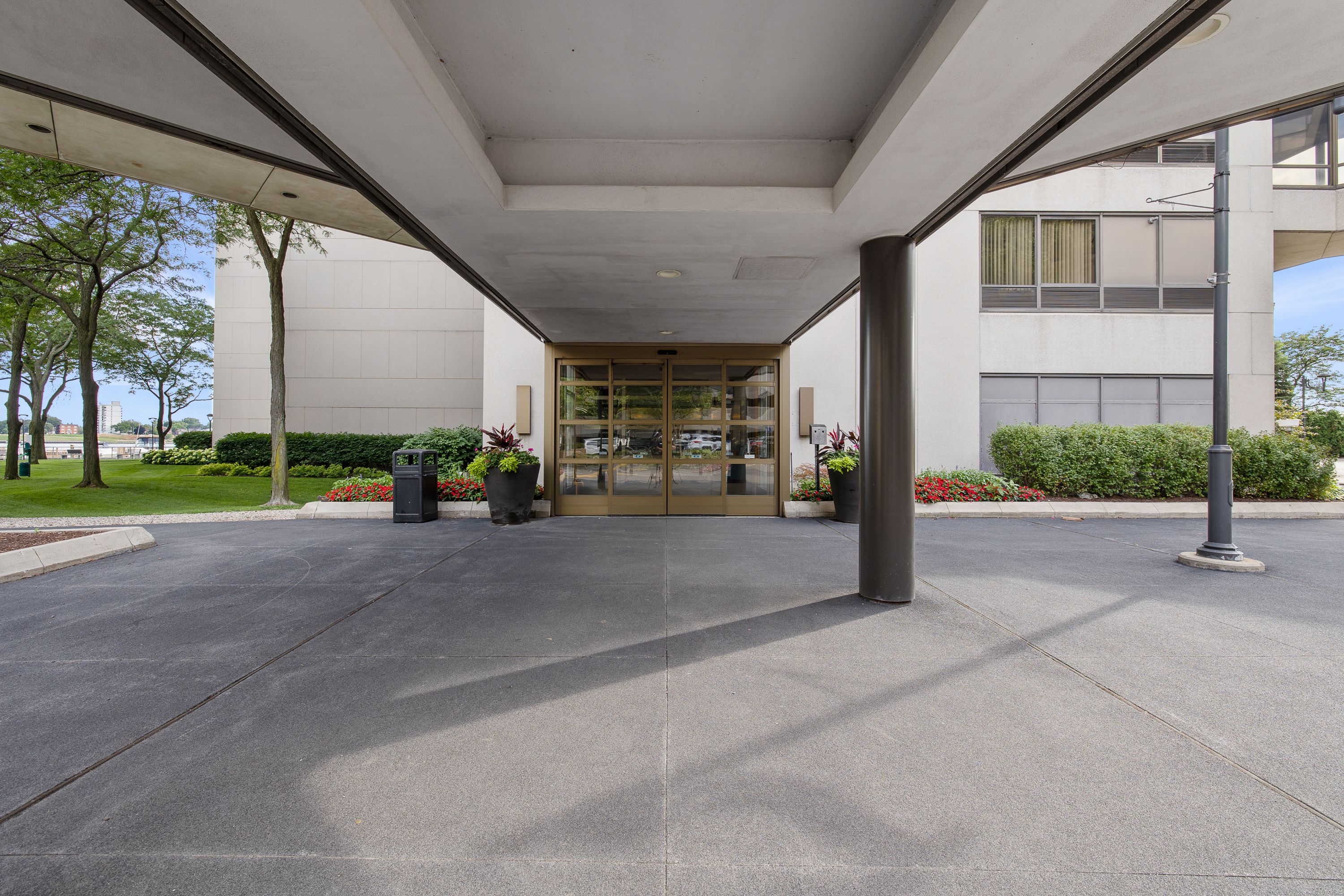 1001 W JEFFERSON Avenue Unit: 17i