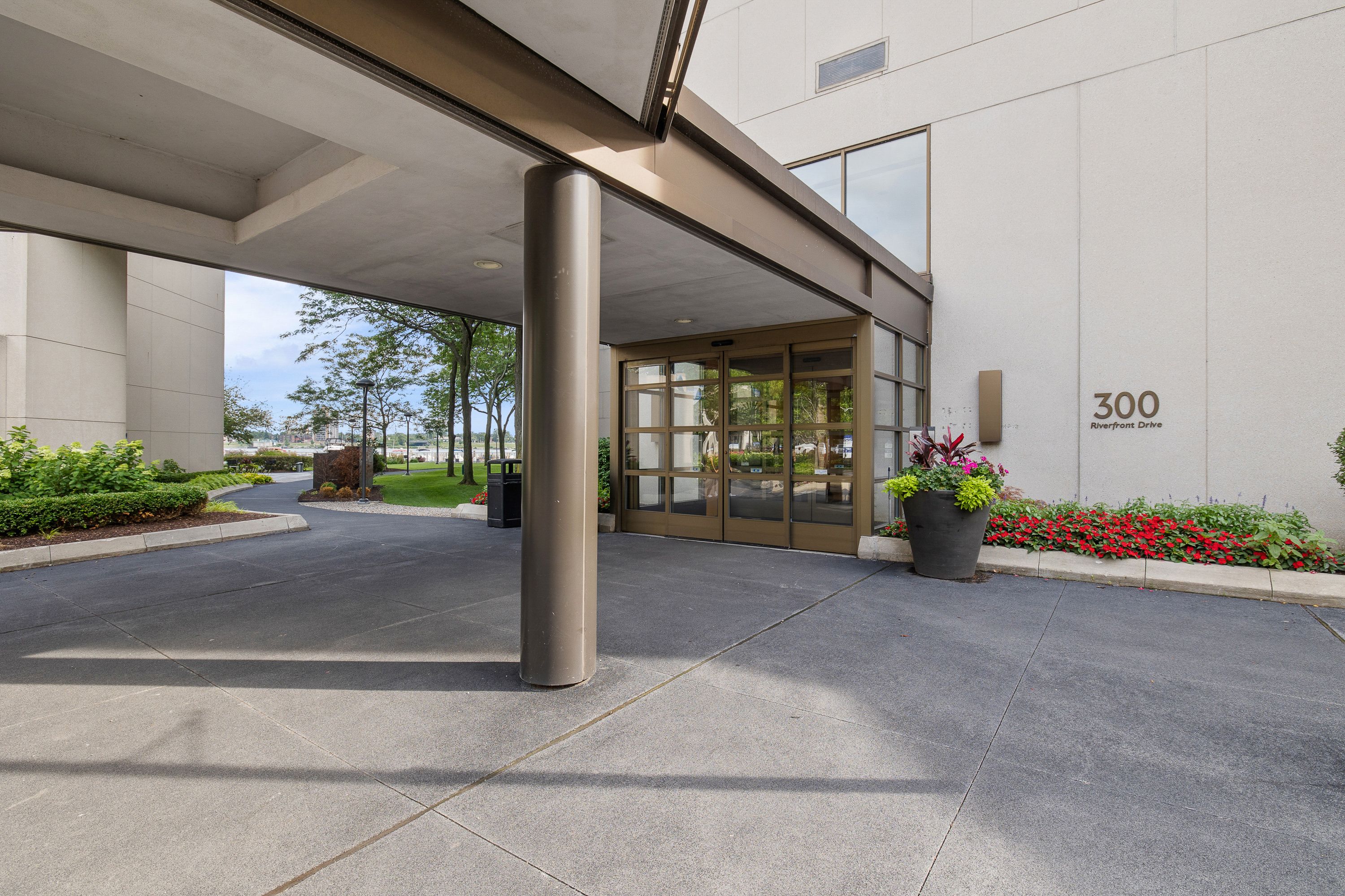 1001 W JEFFERSON Avenue Unit: 17i