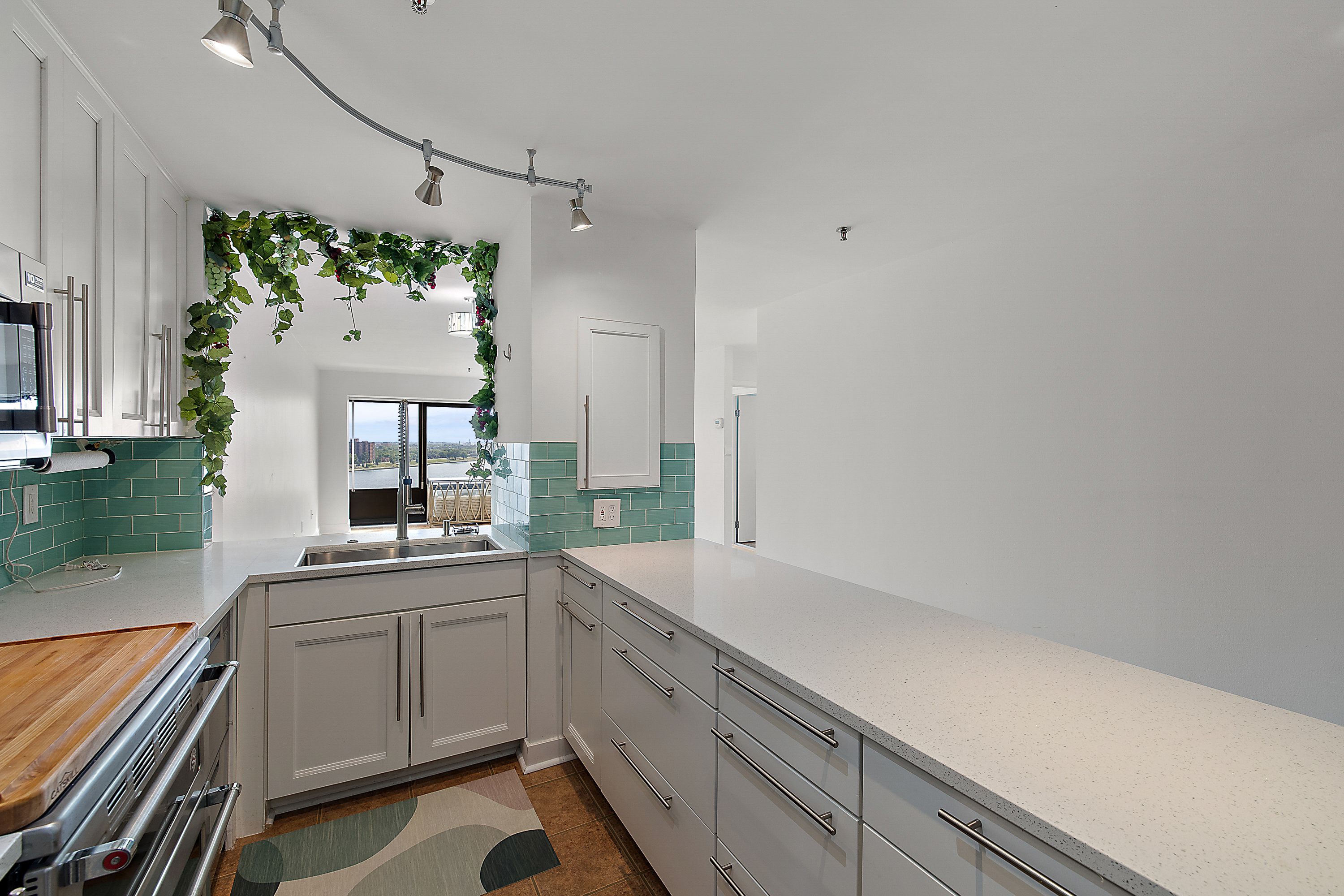 1001 W JEFFERSON Avenue Unit: 17i