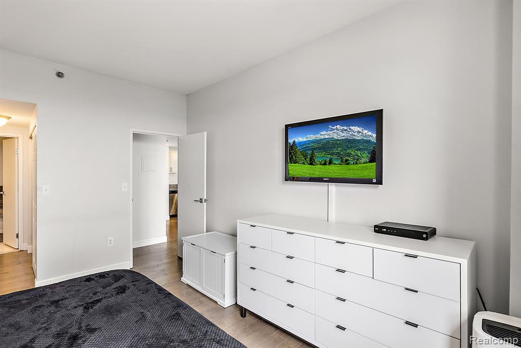 250 E Harbortown  Unit: 1507