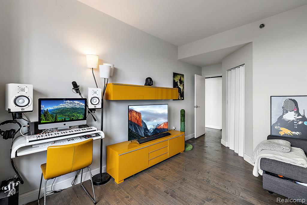 250 E Harbortown  Unit: 1507